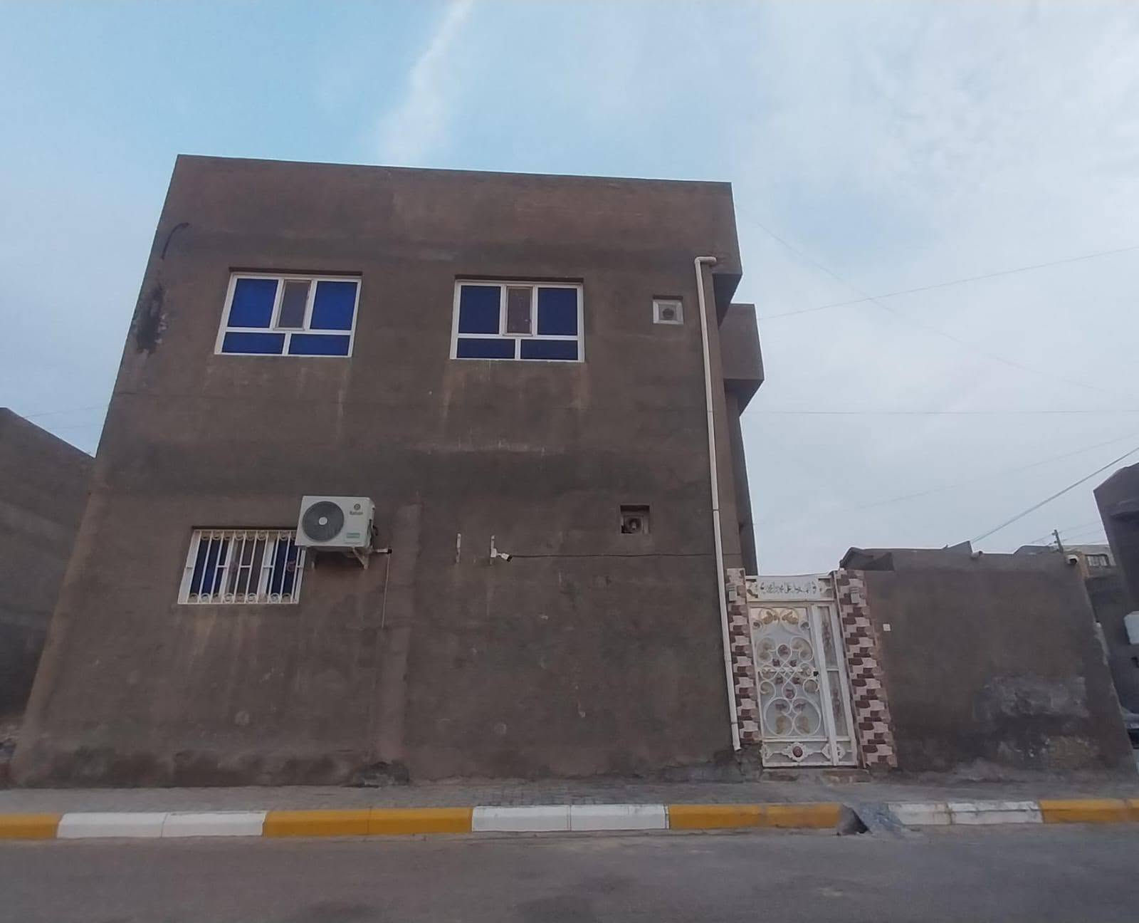 دار للبيع حي الحكم قرب ملعب الخماسي مساحه 110ركن يحتوي على 3غرف نوم وصاله ومطبخ وبراني وحمامات مطلوب 6للمصرف السعر الاتصال على 
***********
***********
