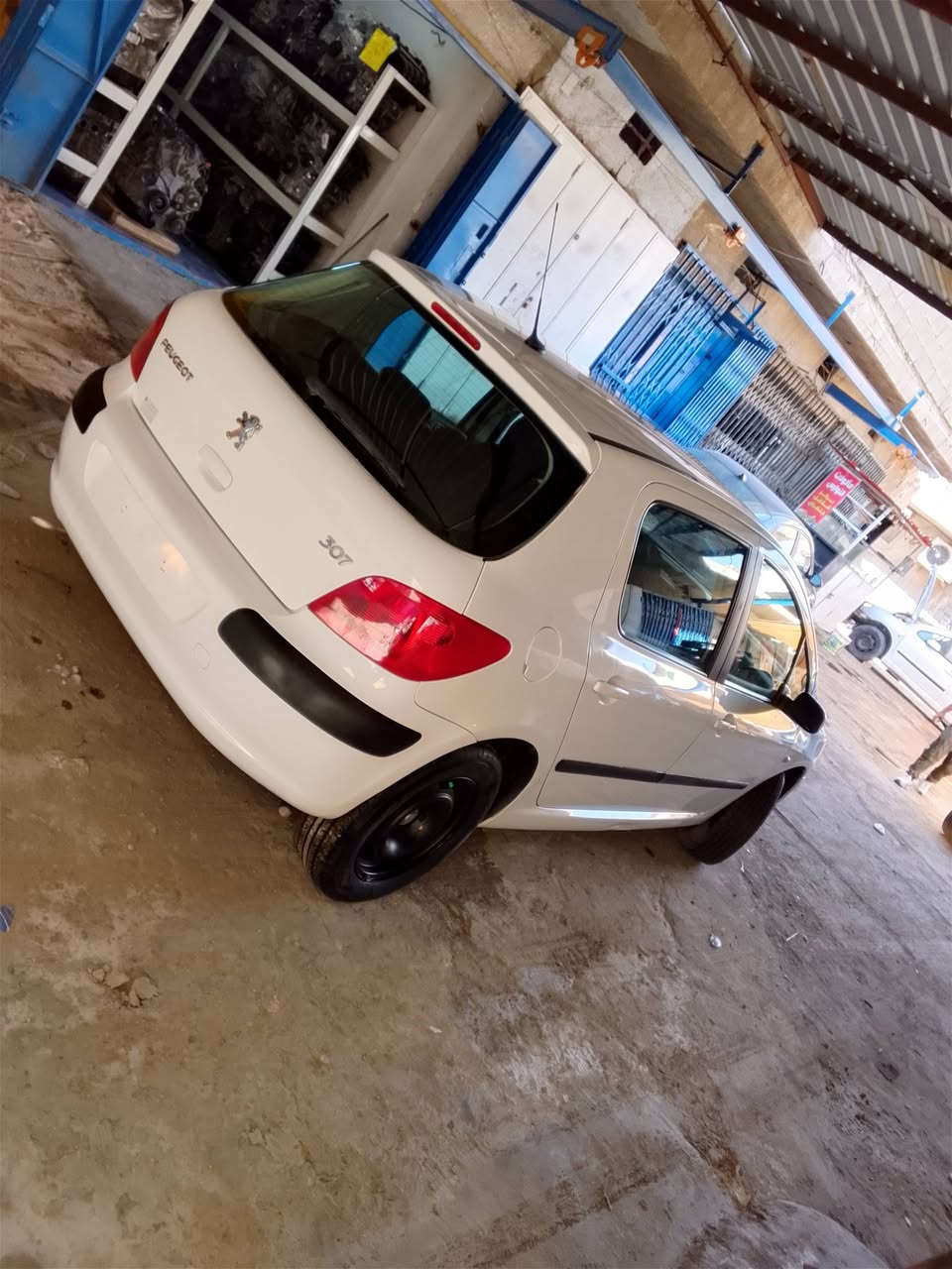 السلام عليكم بيجو 307 2005 سياره مكفوله من الصبغ والضربه دعاميات صبغ فقط باقي السياره كلها على وضع الشركه سياره ماشيه 153 حقيقي سياره جانت متروكة واني اشتريته لايتات الاماميه اصلي شركه  سياره كلش نظيفه محرك وكير مكفولات سياره غرفه الجديده سياره باسمي رقم انكليز ي مكاني بغداد كراده سعر 58 وبيها مجال ‏‪***********‬‏
