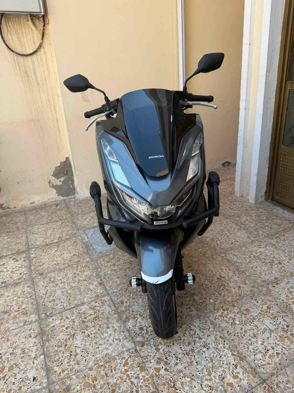 السلام عليكم pcx جيل رابع كوري
لون رصاصي دراجه كفاله عامه اوراق كامله مدفوع كمرك 
كبل تروح ترقم مكفوله مكينه وكفر  عليهه اضافات 
درع اصلي (sss) 
كشن تزويد مال باله 
دوسات نيكل  
قبق تزويد مال ستد الامامي 
والدراجه شوفت عينك زلغ مابيها 
ومواصفاتهه معروفه بريك abs
حساس ازدحام 
مانع انزلاق 
سعرهه 18 ورقه وبيهه مجال بسيط 

مكاني بغداد الشعب ***********

