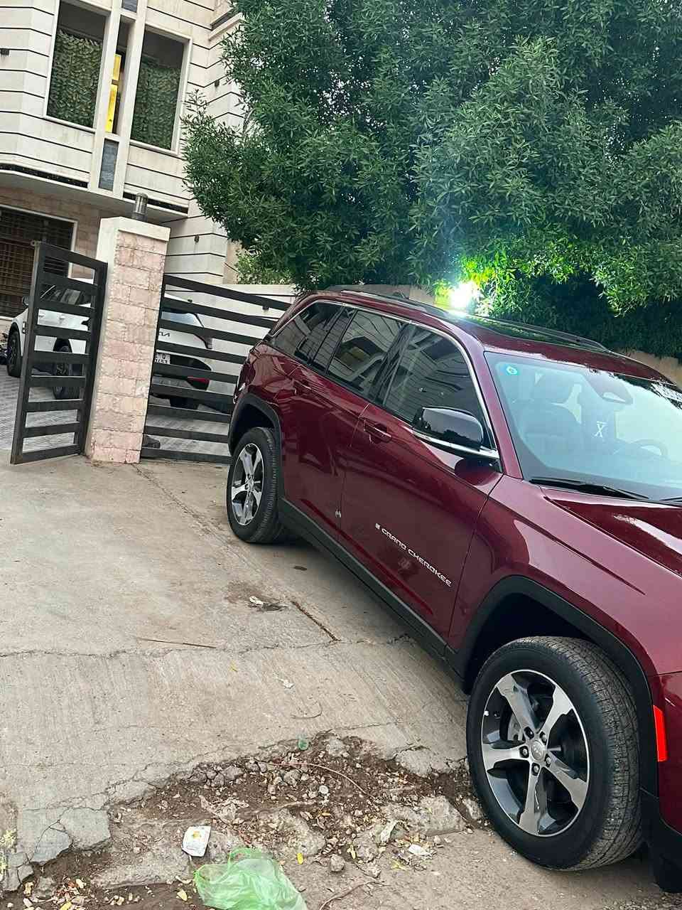 السلام عليكم
🔥 للبيع جراند شيروكي 4xe هايبرد 2023 🔥

🚙 Jeep Grand Cherokee 4xe Hybrid
📅 موديل 2023
📏 ماشية فقط 14,000 ميل
⭐ فول مواصفات
🎨 القطع المبدلة نفس لون السيارة
🔋 هايبرد Plug-in 4xe

السيارة نظيفة ومواصفاتها عالية، وممشى قليل جداً بالنسبة للموديل.

⚠️ للتوضيح: السيارة بيها ضربة  بالجاملغ والباب  وايرباك البردة طاك كما موضح بالصور وتم تبديلهن، والقطع المبدلة نفس اللون.

💰 السعر: [31000$]
📍 المكان: بغداد
📞 الاتصال/واتساب: [***********]
