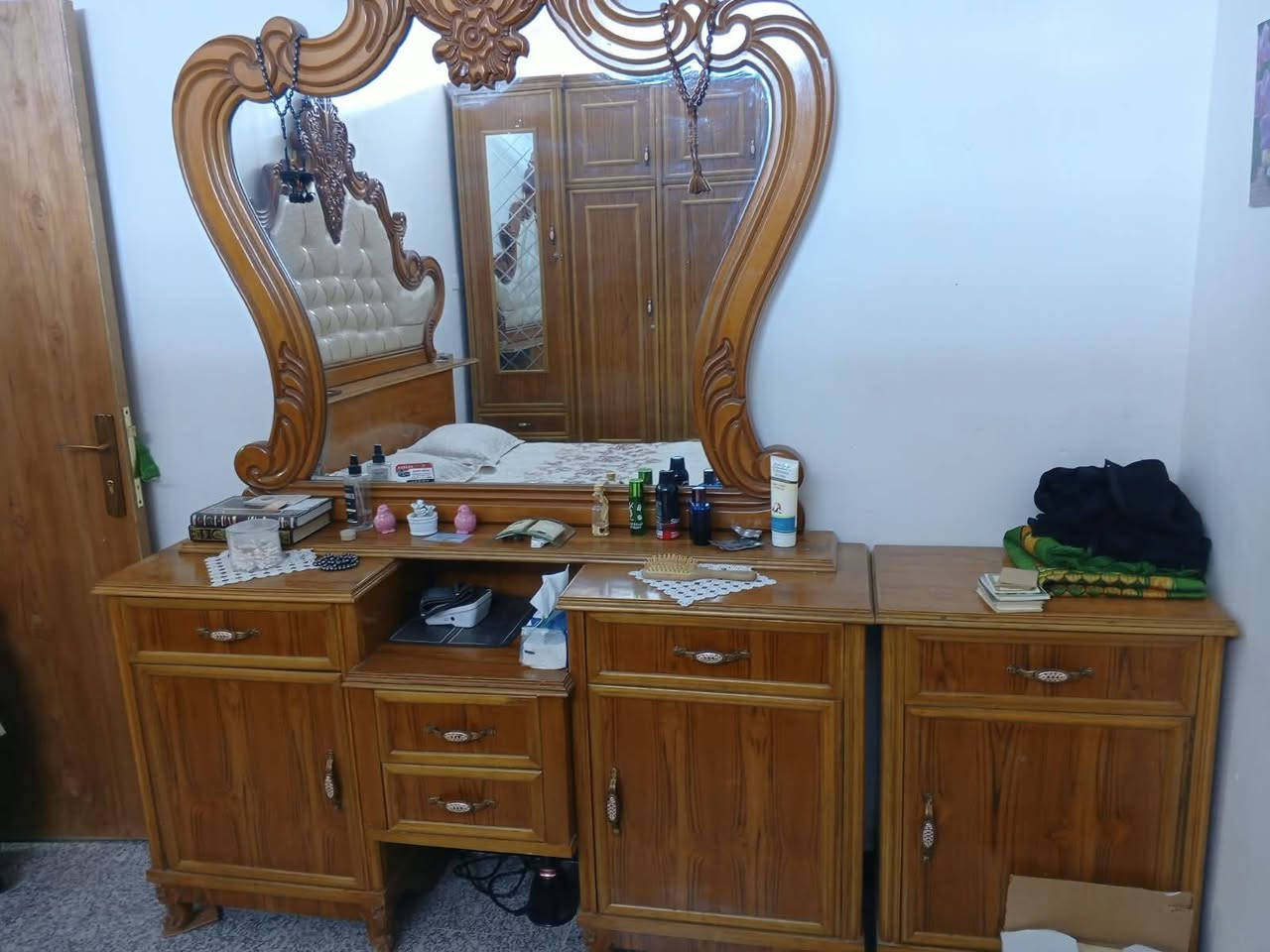 بنات عندي غرفة نوم تجنن خشبها تكمة يابخت اللي يشتريها والله بنات سويتها بمليونين وهسة اريد ابيعها بمليون و٢٥٠ وبيها مجال مو سوكية مسويتها تسكام
الخشب يخبل وثكيلة للاستفسار الاتصال على الرقم ***********
