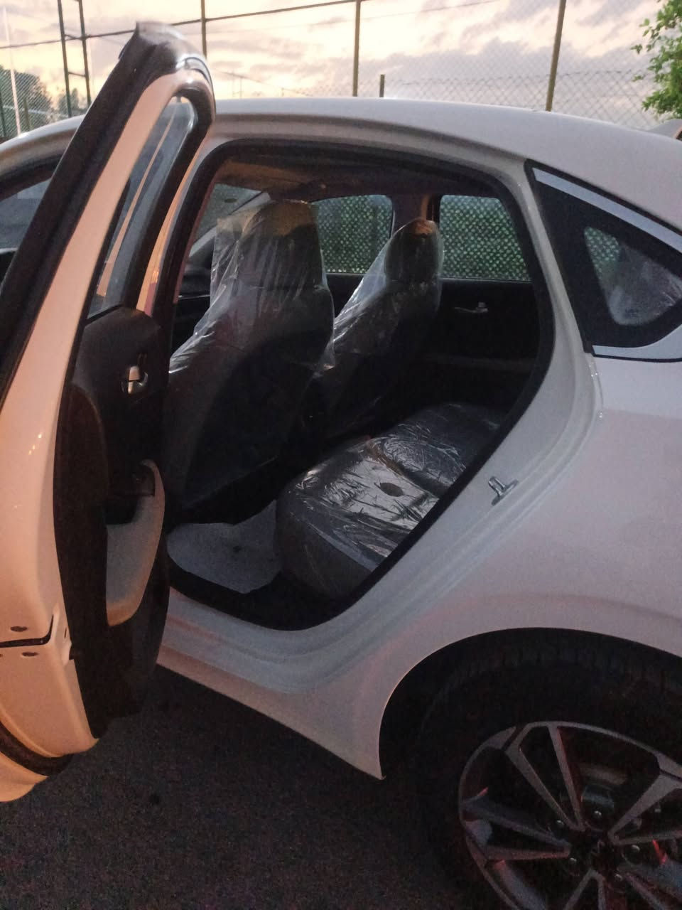 🚘 كيا K3 3 فول مواصفات – موديل2022 

✨ فل كامل المواصفات
🔑 بصمة وتشغيل زر
🌬️ فتحة تبريد
❄️السلام عليكم 

كيا ثري 3 فول موصفات بصمة فتحة تبريد قطعتين كفالة عامة تكييف ممتاز
🪑 داخلية مرتبة ونظيفة
🛞 جنوط
📱 شاشة ومواصفات حديثة
🔒 أنظمة أمان وحماية
🧰 كفالة عامة

📌 السيارة نظيفة جداً وحالتها ممتازة، جاهزة للاستخدام بدون أي نقص.

💰 السعر: [135]
📍 الموقع: [ بغداد ]
📞 للتواصل والاستفسار: [***********]

