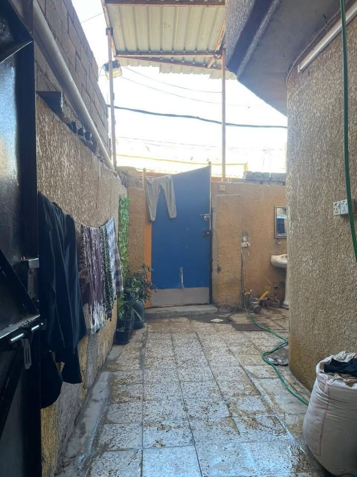 السلام عليكم بيت للبيع قبل سيطره سبع قصور قرب مطعم المائده للاستفسار التواصل على الرقم ***********
