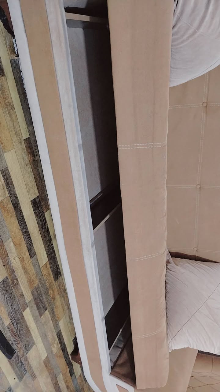 للبيع قنفات نظيفة وبحالة جيدة 🛋️
ثنين كبار + وحدة زغيرة + كرسي
بيهن خزن ويصيرن جرباية، وما بيهن ضرر.
السفنج مالتهن زين وما نازل.

💰 السعر: 300 ألف وقابل للتفاوض.
📍 العنوان: حي بدر
📞 للاتصال: ***********
