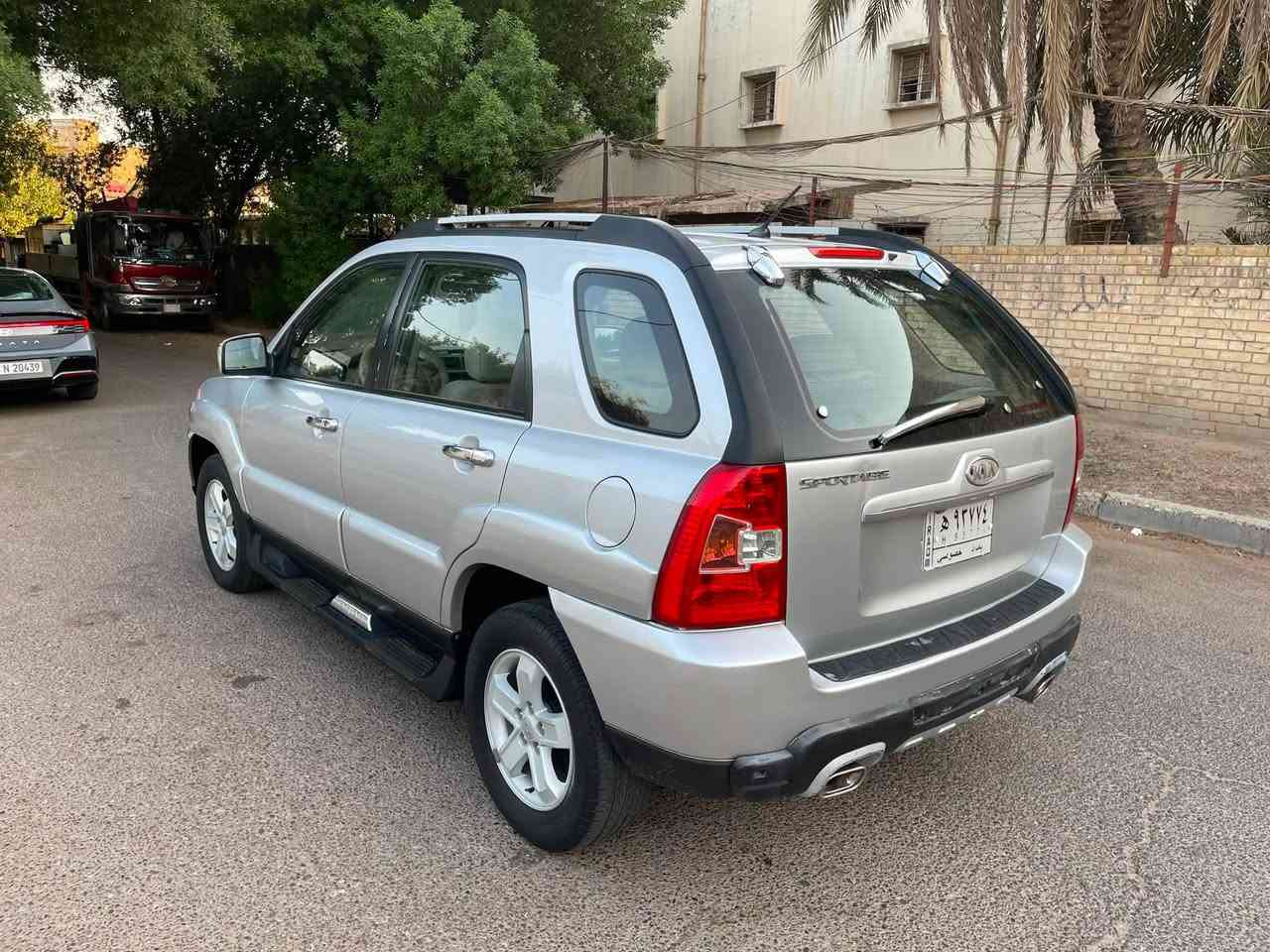 سبورتج خليجي 4سلندر حجم 2000
مكان السيارة الاعضمية 
سيارة جاهزة كير ومكينة مكفولات علوضع الشركة تخم تاير وباتري جديد صدر امامي خلفي جديد السيارة مكفولة كفالة عامة عدة شوية صبغ بجاملغ الامامي
السعر 118 موديل 2009 السيارة استلام زيرو عليدنة مالك واحد 
***********
