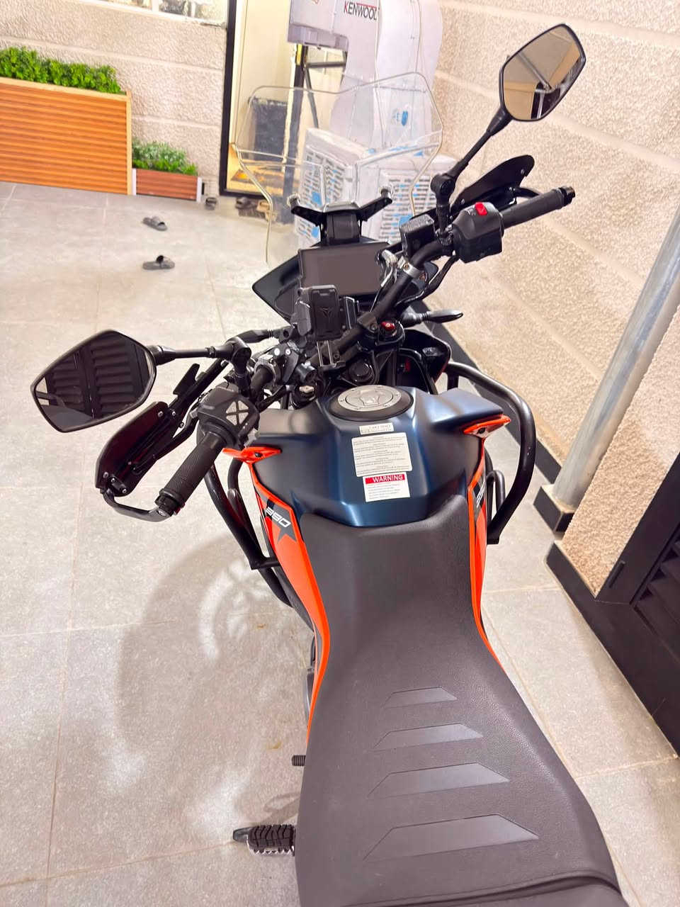 السلام عليكم اخواني 

دراجة ktm 390 adv
غنية عن التعريف 
عليها تزويد كامل 
جامة امامة 
كفر لايت امامي 
ستاند موبايل اصلي وكالة 
هاند بار مال ادرفنجر
عليها كذلك درع مثل ما موضح 
رافع البطيخة حماية للدبل الخلفي
كل تبديلات الدهن بالوكالة 
نوع البانزين سوبر اخلي 
الدراجة ماشية حاليا 6000 كم فقط 
السعر المطلوب 7000000 مليون دينار فقط 
الدراجة لازالت باسم الشركة يعني التحويل جدا سهل

غير متواجد على الفيس او الماسنجر 

للاتصال ***********

مكاني بغداد الجديدة
