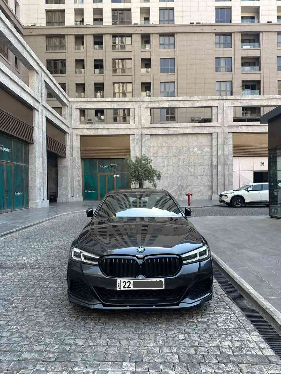 Bmw 530i 2021 رصاصي
فوول مواصفات  عدا برده 
٥ كاميرات 
داتاشوو 
سماعات هارمان 
تشغيل عن بعد 
باقي مواصفات معروفه 
ماشي ٧٧ الف ميل و سيرفس جديد 
فحص و هزه وسنويه جديد 
جملغ+ بنيت صبغ سونار موجود بالمنشور
 WBA53BH03MWW96656
*********** واتساب تليفون 
سعره ٢٨٥ و بي مجال
