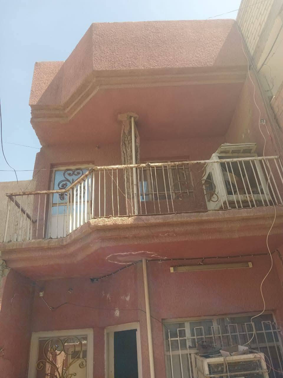 السلام عليكم بيت بناء قديم  مساحة 84 متر طابقين الدوره شارع 60 مدخل أسواق توشه رابع فرع على اليسار ومن اليمن قرب سوق الجمعيه يحتوي على كراج وخدمات خارجية وهول وحولي وخدمات ومطبخ والطابق الثاني غرفتين نوم 

سعر المتر مليون و 800 
1800 
الاتصال على الرقم ***********
