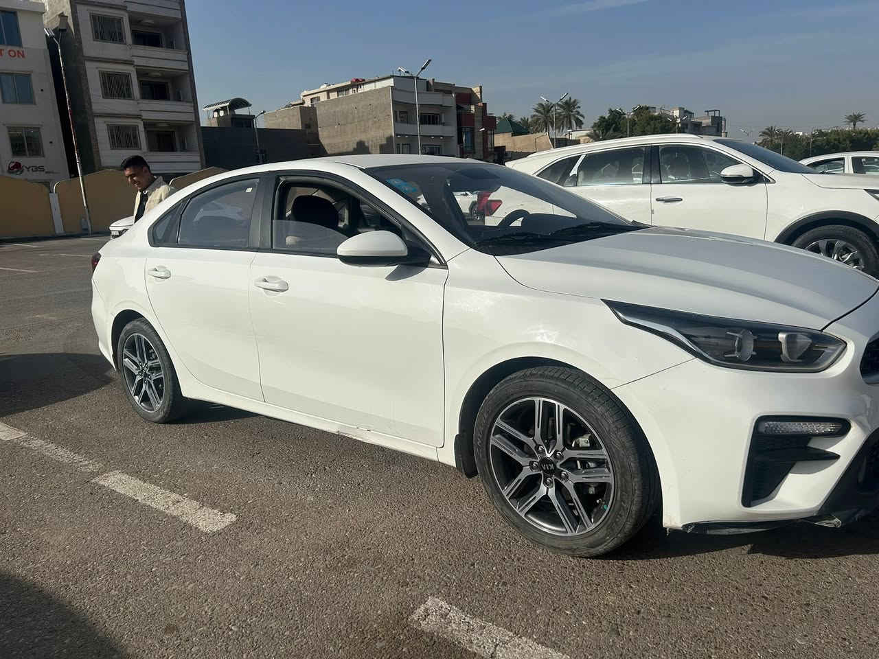 سيراتو 2021 خليجي رقم بغداد بأسمي

السياره كلين بدون حادث وبدون صبغ
فقط طخه بالدواسه جوه الباب عكس السايق 
بارد بسيط بالباب  
المحرك 1600 دوش 
حساسات خلفيه وكامرا 
شاشه تدعم ابل كار بلي واندرويد اوتو 
ماشيه 120الف كيلو 

السعر 150$ وبيها مجال بسيط
*********** اتصال + واتساب
