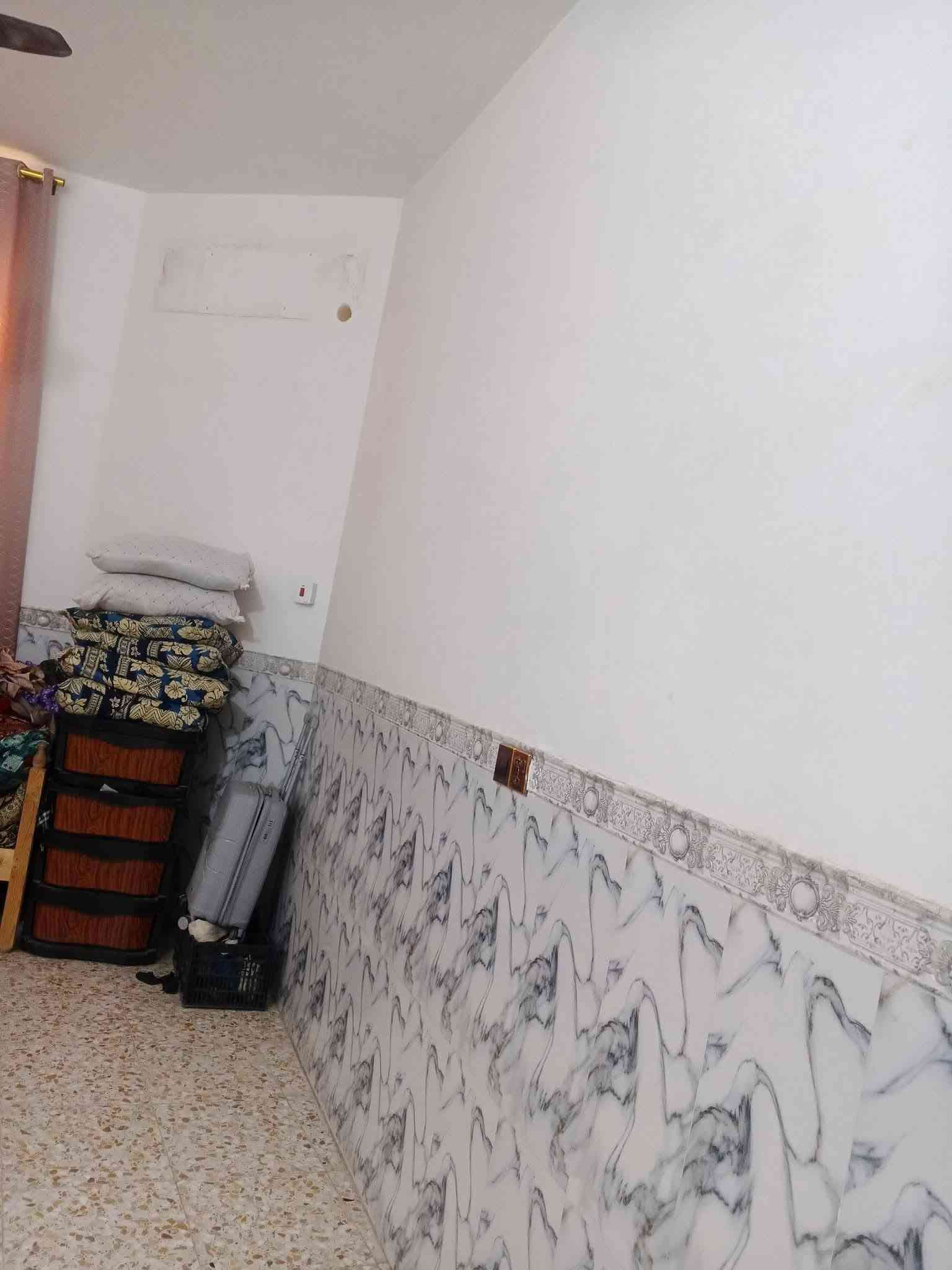 دار للبيع المساحه 100 متر بناء نضيف السقف كونكريت مسلح والارضيه سيراميك 

كافه الخدمات متوفره ماء وكهرباء قريب ع شارع العام 

📍 الموقع حله سياحي قرية الساده قريب ع فرن الصمون 

📞 للاتتصال ***********

📞 للاتصال ***********
