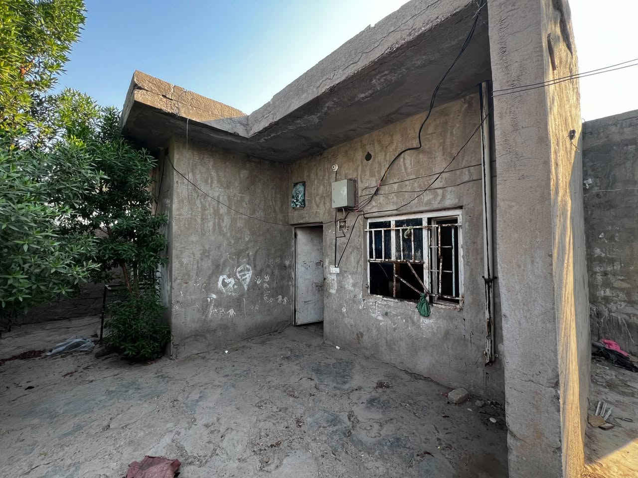 للبيع أرض بمساحة 600 متر مربع تضم بيتا مبنيا في منطقة الحكيم وتتميز بموقع قريب من الكورنيش موقع هادئ ومناسب للسكن أو الاستثمار للاستفسار اكثر الاتصال بصاحب الارض ‏‪***********‬‏
