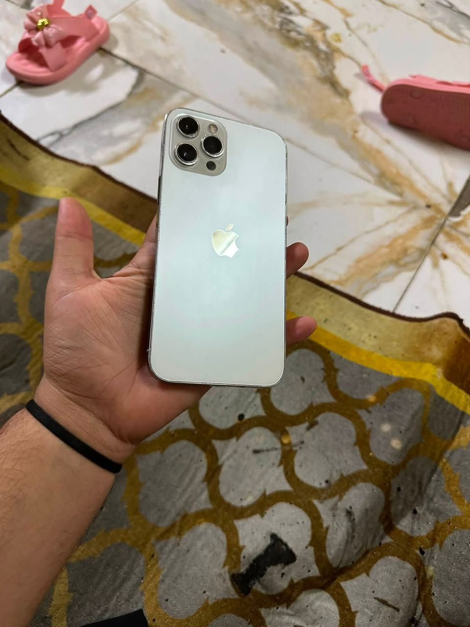 للبيع او مراوس - ايفون 12 Pro Max
*الذاكرة*: 128GB
*البطارية*: 100% مستبدلة تفصيخ شرط
*اللون*: الابيض
*النسخة*: شرق اوسط ماستر
*الشغال*: اتصال ✔️ سيم كرت ✔️ فيس ايدي ✔️ كامرات ✔️ واي فاي ✔️
*العطل*: الفلاش ✖️
*الشاشة*: بيها 3 خيارات مال تفصيخ - فطر ناعم كلش ميبين
*الباقي*: مكفول تجي تفحص لحد ما تمل
*السعر*: 275 ألف وبي مجال
*المكان*: بغداد - مدينة الصدر
*توصيل*: ماكو
*للتواصل*: ***********
*ملاحظة*: شعندك مراوس نزل
