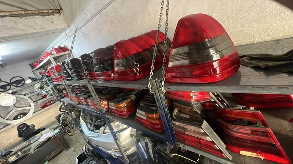 شركة سمير ومحمد الجبالي موجود عنه جميع قطع لمرسيدس 
ضواو خلفي 202
***********7975553092

