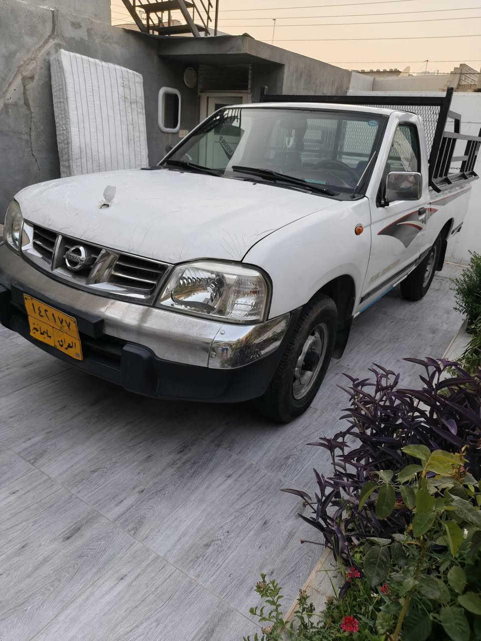 نیسان تاک ٢٠٠٨ بۆنیت رەشە دوو پەڵە بۆیاخی هەیە سەنەوی بەسەر چوە شوختی زۆرە
***********
