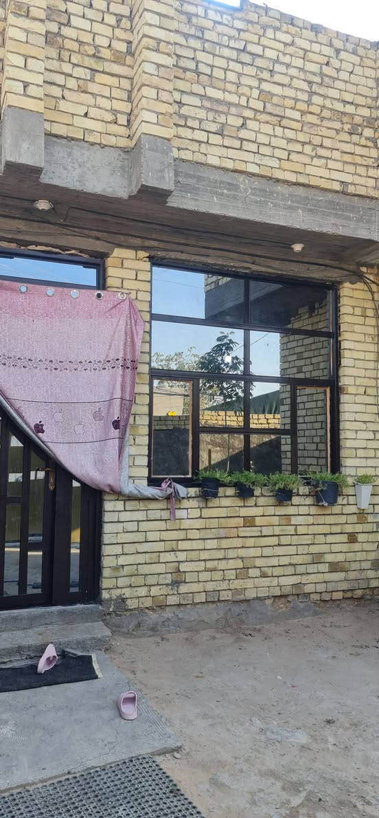 دار للبيع المساحه 190 متر غرفين وصاله ومطبخ وستقبال بناء درجه اولى صب وطابوق على شارع تبليط عشرين متر ركن قرب شارع المطار السايدين السعر 95     ***********
