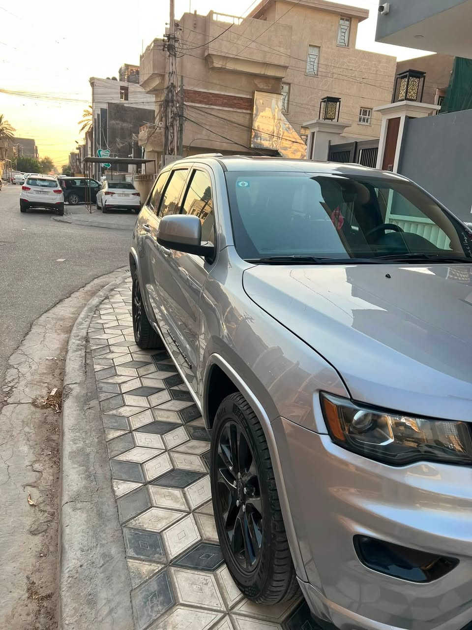 السلام عليكم
جيب لاريدو بلاك توب وراد امريكي 2020 اللون سفلر رقم بغداد باسمي ماشيه 88 الف 
مواصفات
سلايد روف
رادارات امامية
رادارات جانبية
توقف ذاتي امامي خلفي
علامات اسود 
شاشة كبيرة
كشنات كهرباء 
حادث باب خلف السائق بارد فقط بدوووون صبغ
باقي اجزاء السيارة مكفول من الصبغ والبارد

للستفسار *********** 
فقط على الرقم والواتساب متوفر
