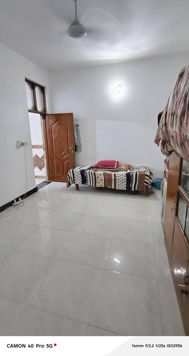 السلام عليكم ورحمة الله
دار طابو زراعي سند 25 
135 متر طابقين يحتوي على  غرفتين نوم وكيلدور ومطبخ واستقبال وصحيات خارجيه وداخليه بناء حديث بناء طابوق
مكانه حله نادر الثانية قريب جداً على الشارع الخدمي  للاستفسار خاص او اتصال ***********
