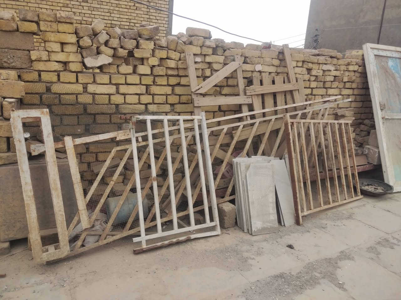 سلام عليكم عندي بيبان عدد2 ومحجر البيع ***********

