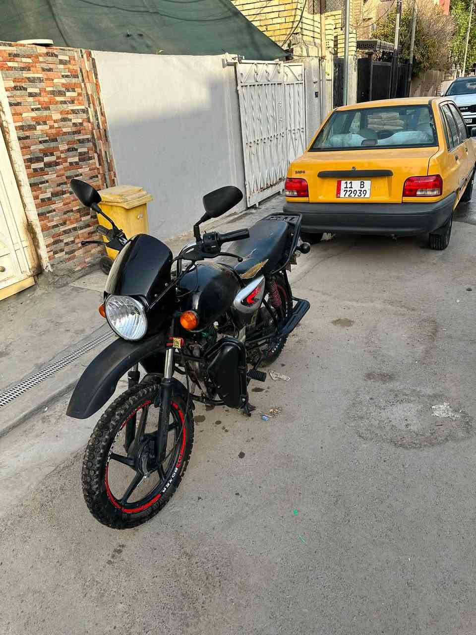 السلام عليكم دراجه بوكسر للبيع الدراجه يحتاجلها تجفيت وهيه شغاله بس يحتاجلها الباقي  مابيها شي الكهربائيات جديده السعر 800وبيها مجال المكان بغداد أعلام السيدية للتواصل على هذا الرقم ***********
