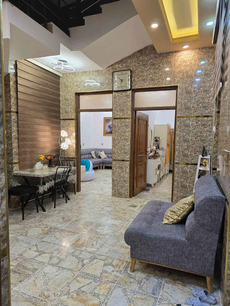 🏡 بيت للبيع – حي البونيسان
📍 في بداية الحي، على شارع 10 متر
📐 المساحة: 150 م²
🛏️ 4 غرف نوم + باقي الملحقات
🚿 3 حمامات
🏗️ بناء بكوالتي عالي جداً – شغل جناي ✅
💰 السعر ممتاز جداً

📞 للاستفسار: غيث
☎️ ***********
☎️ ***********

📍 مكتب الهرم للعقارات
سامراء – الضباط الثانية، شارع المكاتب، مقابل شارع 2000

🏠 وإذا عندك عقار للبيع أو الإيجار، تواصل ويانا.
