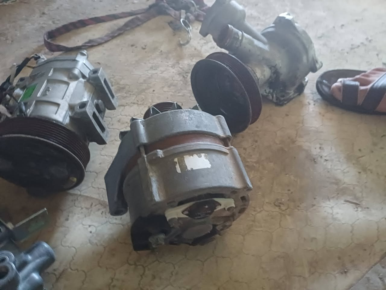 السلام عليكم
غراض مارسيدس ٣٠٠ كومبريسر تبريد هوه ولقاعده  وداينمو وواتر بم  ووباور ستيرن مال كصه بسعر مناسب مكلف بل نشر رقم صاحبها ***********
