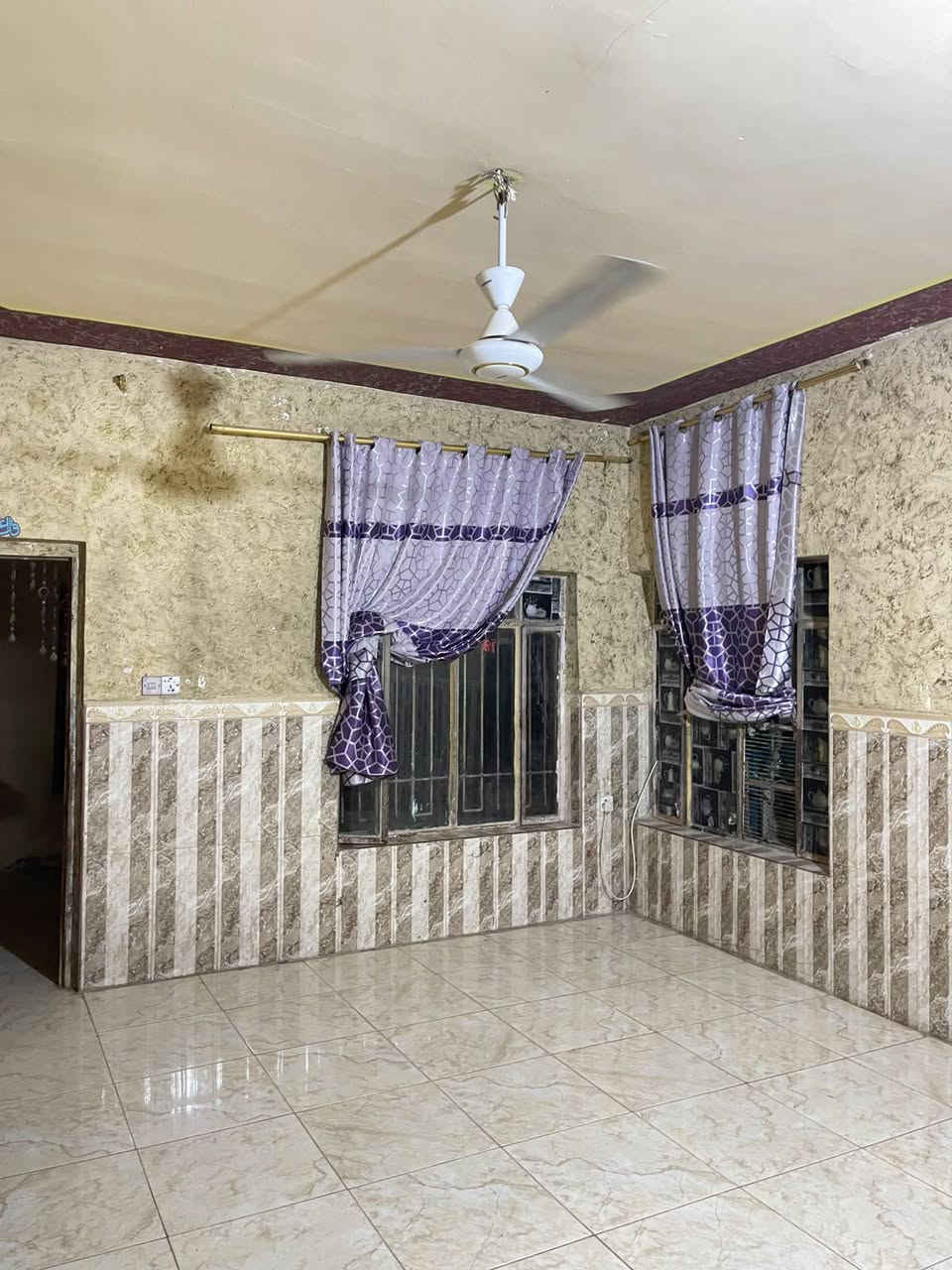 سلام عليكم بيت في لفلوجه بحي لشهداء  شارع  عشرين  صاير بلشارع مال جامع لشمري
بيت   يتكون محل بصف  البيت و   اربع غرف غرفتين جوه وصاله ومطبخ وحمام ودوانيه وغرفتين بلطابق لثاني سويت
بيت صرف    الواجيهه 15 ولنزال 20 
بيت  مساحه300متر
 لسعر 220مليون وبي مجال 
لاستستفار  لرقم لتالي
*********** واتساب

