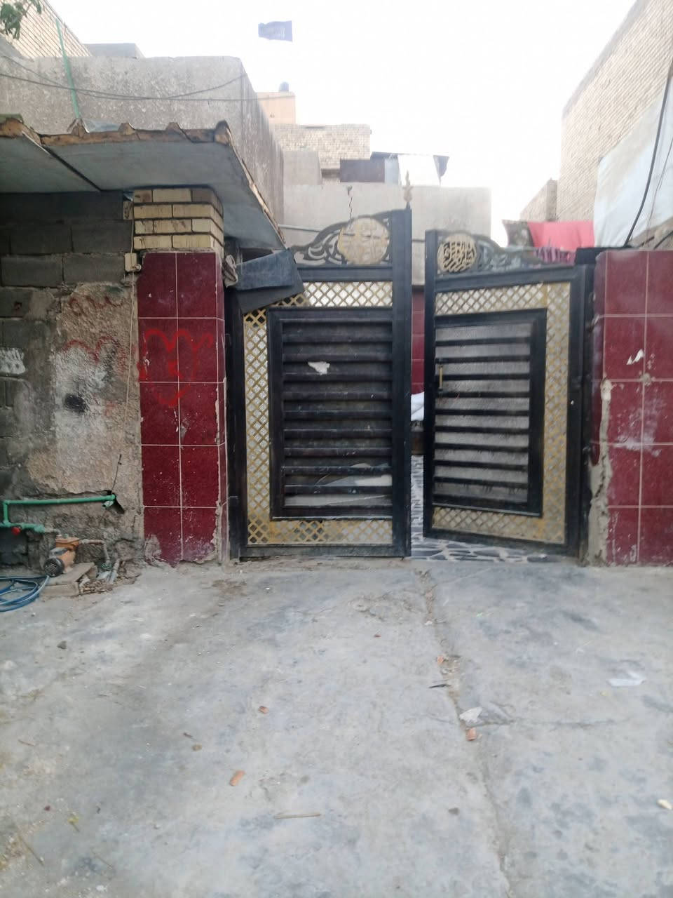 نومالسلام عليكم بيت مساحة 200م  نزال25واجهة8 بناء ال90عالي عن الشارع طابقين الاول صب غرفتين نوم صالة مطبخ صحيات استقبال الطابق الثاني عكادة  غرفتين نوم صحيات الموقع الاورفلي الفرع العريض مقابيل شارع سوق الشعبي قطاع51/50 السعر 280للستفسار ***********
