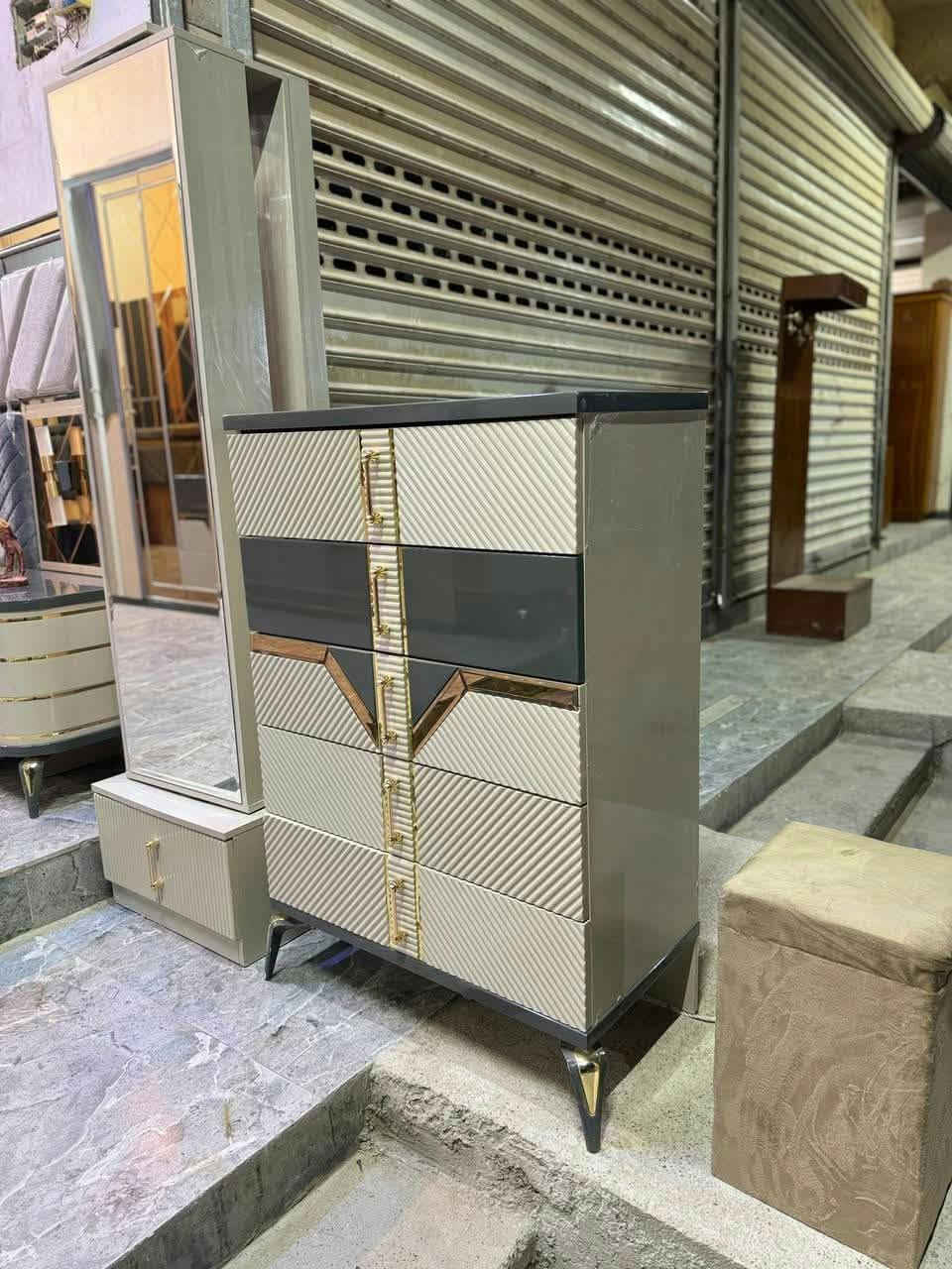معرض سيد @نوار السيد
🔥 *غرفة مودرن مختلفة - تحفة فنية* 🔥

🛏️ *ماركة أصلية درجة أولى*

✨ المواصفات الملكية:
🔹 صبغ حراري أصلي لمعة تدوم
🔹 قماش ووتر بروف ضد البقع والسوائل 💧
🔹 نضافة 95% تجن كأنها جديدة
🔹 سرير مخزن عملي وكبير
🔹 شازلون مخزن 
🔹 تصميم راقي ومختلف كلياً - واجهة مرايا وخطوط ذهبية فخمة 😍

💰 *السعر مليون و 600 قفل* 💰

🚚 توصيل مجاني داخل بغداد
🔧 شد ونقل مجاني
للاستفسار والحجز خاص
