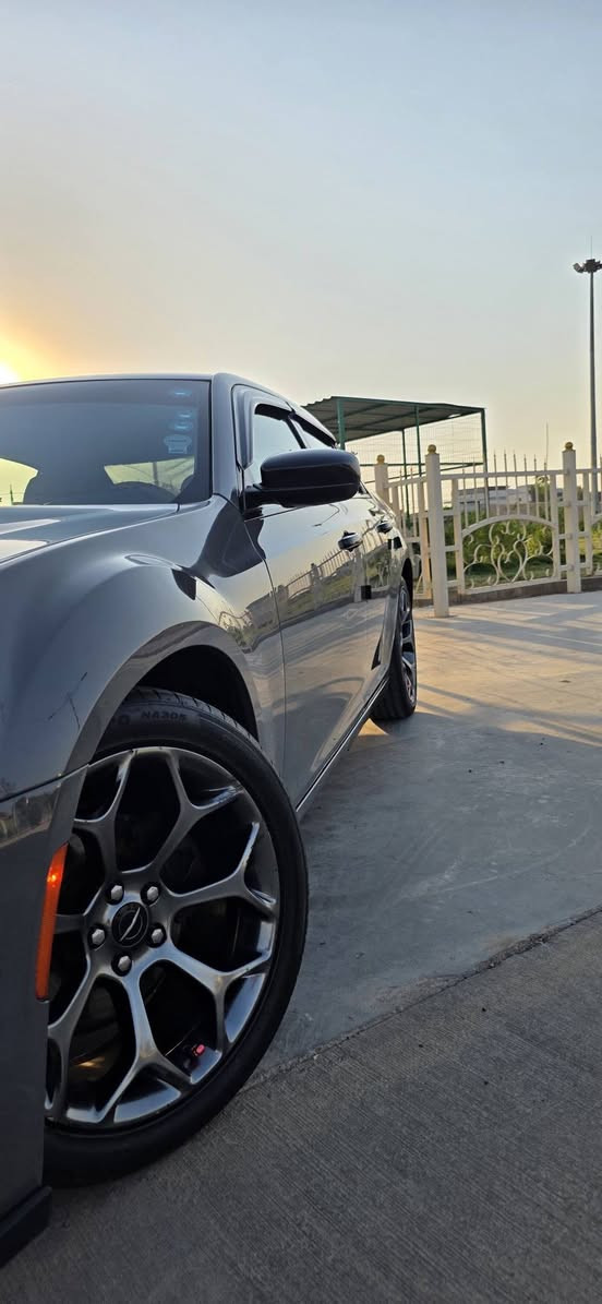 Chrysler S300
سلام عليكم اوباما 2017 للبيع
وارد كندي بدون حادث بس من اجت طلع بيها 3 قطع كلير
 وهنا بالعراق نطخ باب الورا سايق ونصبغ  وسونارها موجود✅️

ماشيه 173mi

مواصفات الS معروفة 
كشنات كهرب + تدفئة كشنات وستيرن ✅️
تشغيل عن بعد✅️
شفتات ستيرن✅️
شاشة جبيره ✅️
كير ماوس 8نمر ✅️
سماعات bose✅️
دمام خلفي ✅️
حساسات خلفيه✅️
وباقي المواصفات مالها معروفة 🤝🏻

سيارة عليها ادامة كامله من دعاميه للدعاميه  يعني مصرف دينار واحد مذب عليها ان ساء اللن
دهونات كلها جديدة ✅️
طخم حدادي جديد✅️
محرك+ كير كفااله شرط الفحص 

سيارة شرط بعد احلى من الصور تجي وتشوف بعينك 

مكاني موصل 
سعر 208 وبيه مجال 
والي تعجبه وماعندا سيارة كدامه بلاش ❤️

***********
