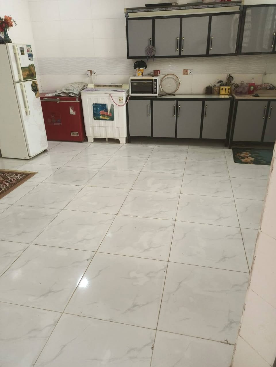 سلام عليكم 
بيت زراعي للبيع بناء جديد غرفتين وصاله ومطبخ ديوان وصحيات ودرج متوفر بيه كافة الخدمات المساحه ٣٠٠ المكان بكاع الخنجر نهاية حي الإعلام على الحولي اي استفسار اتصل أو وتساب على الرقم  ***********
