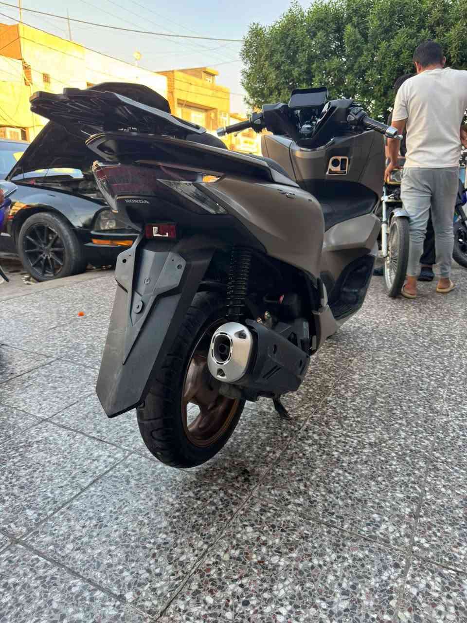 السلام عليكم رقم  ‏‪***********‬‏ 
PCX جيل الرابع موديل 2024 
دراجه نضيفه. فقط شخوط خفيفه بيها من الصفحه اليمنا  الباقي كفاله من ناحيه الكشر ول مكينه كهربائيات 
موضح كلشي بل صوره مكان الدراجه بل دوره رقم ‏‪***********‬‏
سعر 18 بيها مجال
