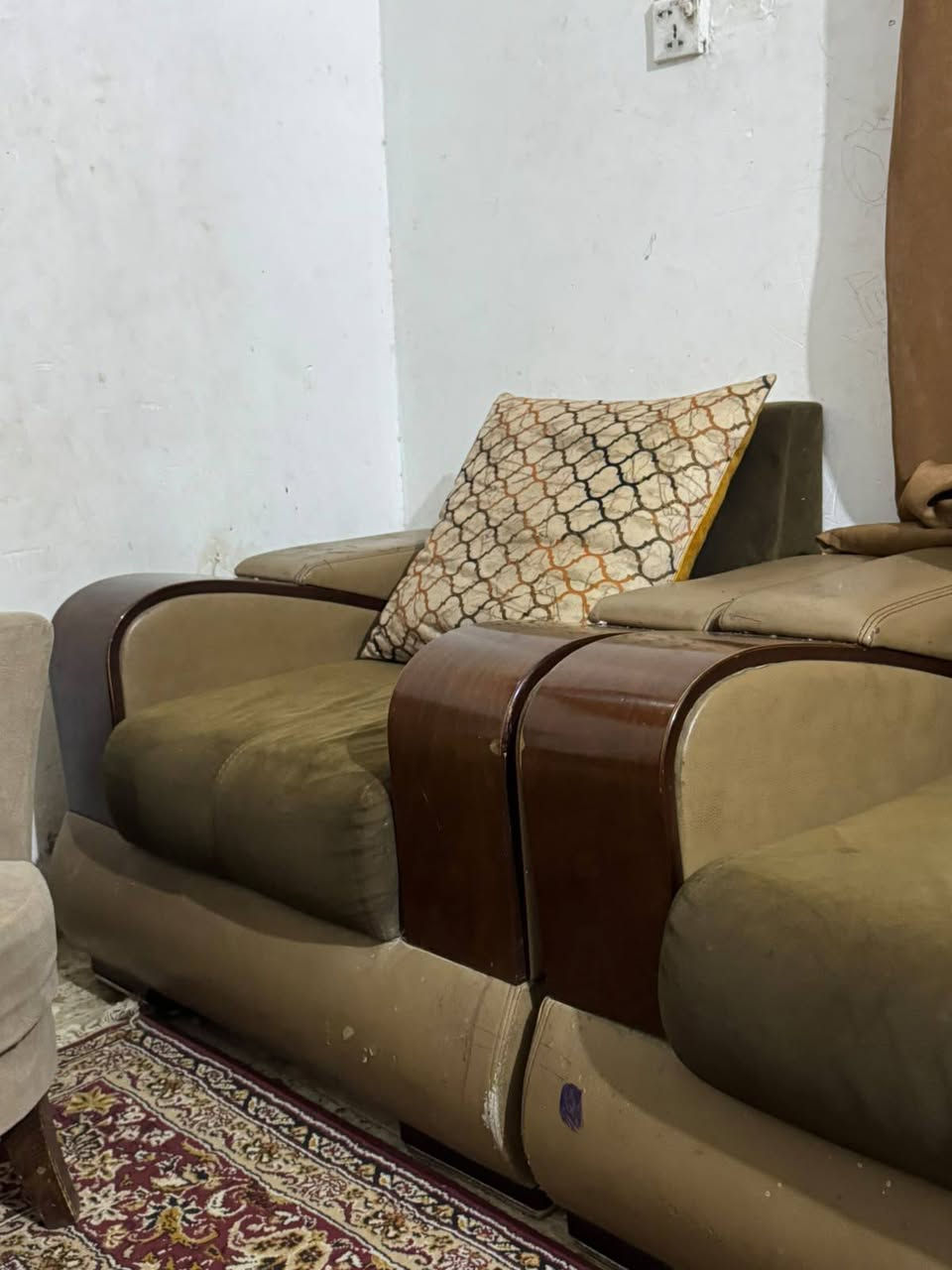 تخم 8 مقعد تركي ثقيل للبيع حاليا مطلعه بساحة البيت ما عندي مكان للبيع 150 وبي مجال حله مقابل العاب المدهش
