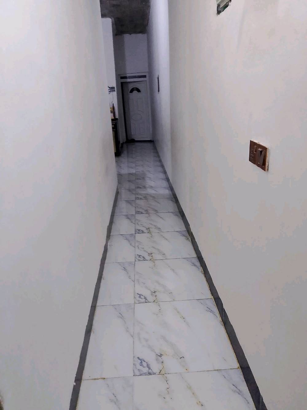 بيت للبيع 80 متر حي النصر الثانيه قرب جسر الرابع البيت بلديه جديد نضام دكت سعر 35 
***********
ممكن تذكر شنو نوع السند/الطابو؟ وهل البيت صرف لو عليه أي قيود أو مشاكل بالمعاملة؟: 
بدون مشاكل بلديه
كم عدد الغرف والصحيات والمطبخ بالبيت؟ وهل بيه حوش/سطح/مخزن لو لا؟: 
غرفة نوم واستقبال
شنو سنة البناء تقريباً؟ وهل البيت مجدد بالكامل لو يحتاج شغل بسيط؟: 
2025
ممكن توضح الموقع أكثر: أي زقاق أو علامة قريبة بالضبط غير حي النصر الثانية قرب جسر الرابع؟: 
فرع مسجد عائشه 
السعر 35 مليون نهائي لو بيه قابلية للتفاوض؟ وإذا أكو، شكد آخر سعر؟: 
قابل للتفاوض بشكل بسيط