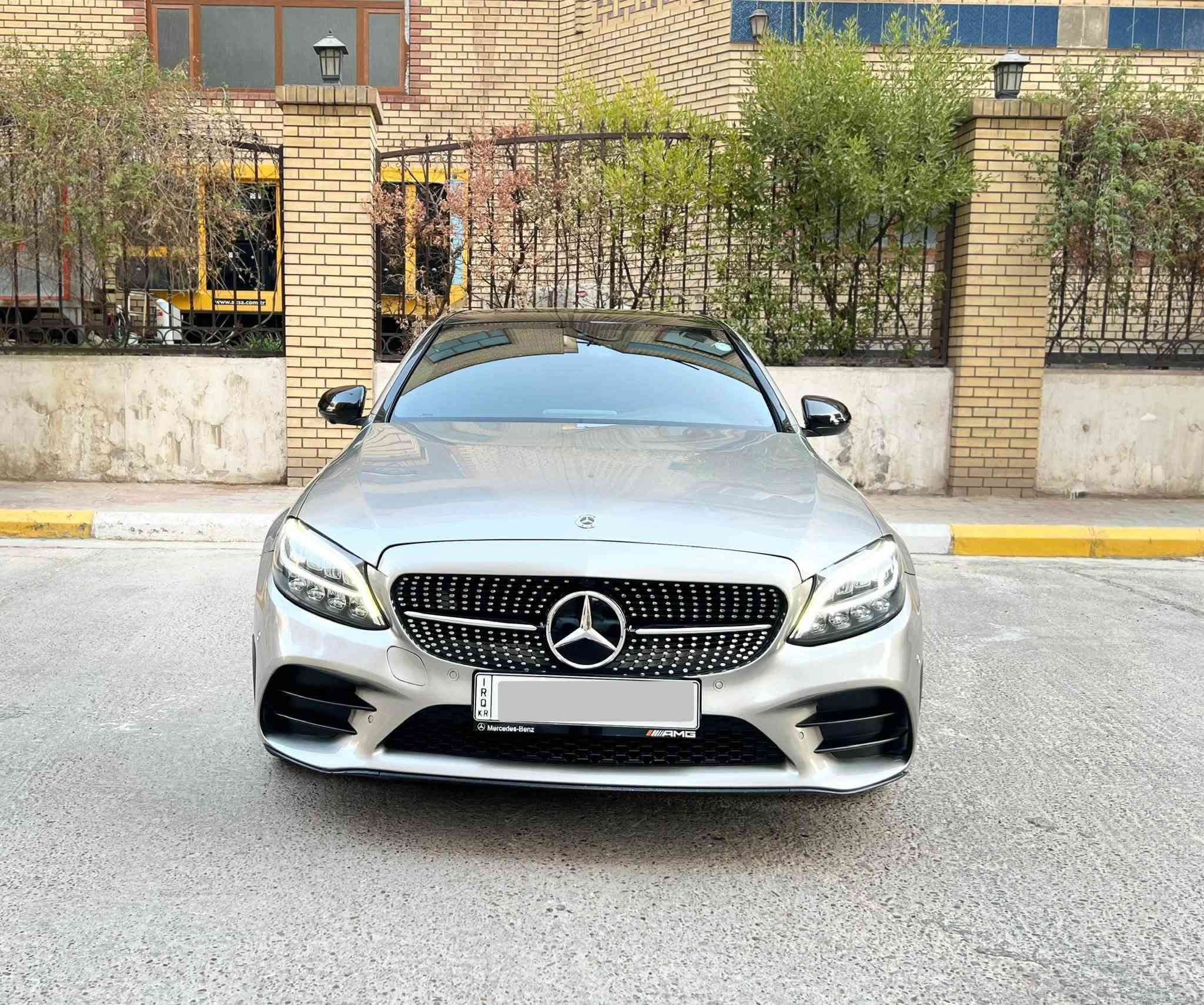 Mercedes Benz-C(class)300_AMG———————————————————————
🎗️اللون//شمباني (مميز)
🎗️الموديل(2020)..
🎗️عداد المسافة// (٤٠ ألف)..
🎗️رقم السيارة (اربيل) الدولي..
🎗️مكان السيارة—(بغداد)✅✅
———————————————
🎖️🎖️مواصفات وتفاصيل السيارة …
**بانوراما عله طول السقف(أسود)..
**المحرك//2.0لتر توربو -4سلندر.
**ناقل حركة(9نمر)..
**عدادات ديجيتال متغيرة(3)وضعيات..
**شاشة معلومات وسطية(حجم كبير).
**تحكمات كاملة بالستيرن☑️
**جامات نظام الفوتو(بلادي شركة)..
**نظام ملاحة (Navigation)+(Car play)..
**حساسات امامية وخلفية+كاميرا خلفية(HD)..
**مقاعد جلد اسود ودشبول مطعم بالصاج ..
**نظام تثبيت السرعة مع رادارات أمامية وخلفية وجوانب.
**تشغيل بصمة مع نظام دخول ذكي لجميع الابواب.
**تدفئة ستيرن+أنارة محيطية (64لون)..
**بصمة ابواب مع الجنطة بصمة فتح وغلق كامل..
**كشنات الامامية تدفئة مع نظام خزن (ميموري)..
**كشنات الأمامية كهربائية .
**صندوق كهرباء+(5أنظمة قيادة).
**لايتات ليد (٨عدسات)+بك لايت ليد
*شحن وايرلس(Auto).
**سستم سماعات برومستر.
**نظام auto stop+auto hold.
**هيكل (AMG)بلادي شركة..
**ويل كب حجم (١٨)مع تخم تايرات لوك..
💬عدة ألاسعافات وجنطة كتلوكات مع تخم (ستدات)وجك مع المفتاح كاملة..
———————————————————
⚠️⚠️السيارة حادثه فقط بداية البنيد ومصبوغ عله كد شبر بدون دواخل وشاصي بشرط والايرباكات كوله سليمة وباب السايق كلير  وصار بيه طخة هنا ابو لستوته وتبدل جاملغ سايق وانصبغ فقط ومسويله بوليش وتشميع☑️☑️

💬.السيارة بدون أي خلل كير ومحرك وحداديةبشرط انطيك اياه وبدون أي خلل صفر مسج ومسويله سيرفس كامل دهن وفلاتر شركة وبطارية جديدة وتخم تايرات جدد عله وضع شركة السيارة جديدة لوك..
💬السيارة هزة وفحص جديد وسنوية محوله بسمي ثاني يوم احولك☑️☑️
———————————————————
📞📞رقمي  (***********)….
