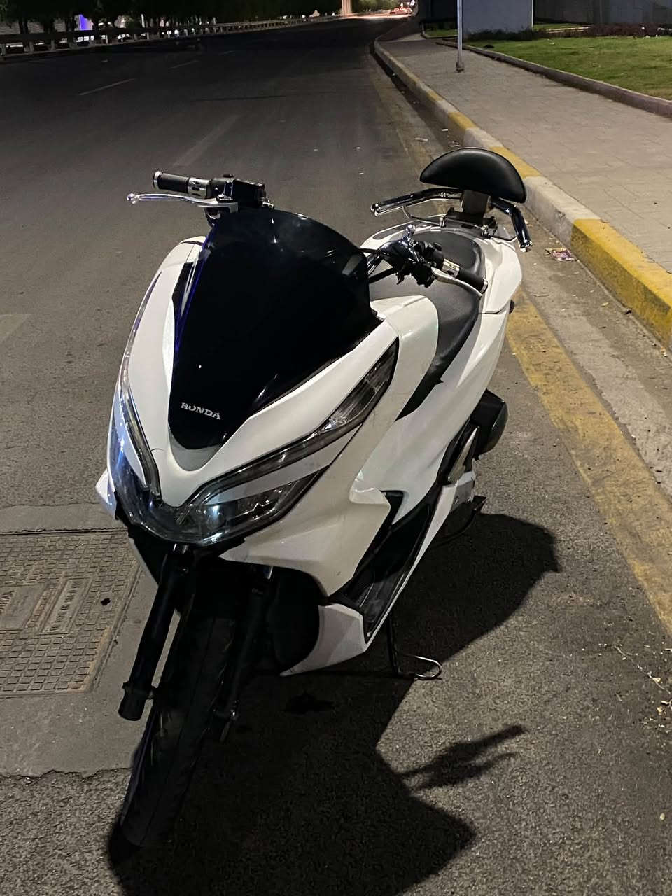 السلام وعليكم مكلف بالنشر  pcx الجيل الثالث وارد كوري بيها بس الماملغ طاك والقطعه موجوده يعني تصير الدراجة خير من الله ما ناقصها شي تراب مالتها وين متريد جيب وياك فيتر وتعال افحص وشغل واطلع ابيعلك من باب البيت مكاني بغداد الطوبچي رقم راعيها *********** الدراجة عارضها 1800 وبيها مجال ميقصر وياكم انشاء الله
