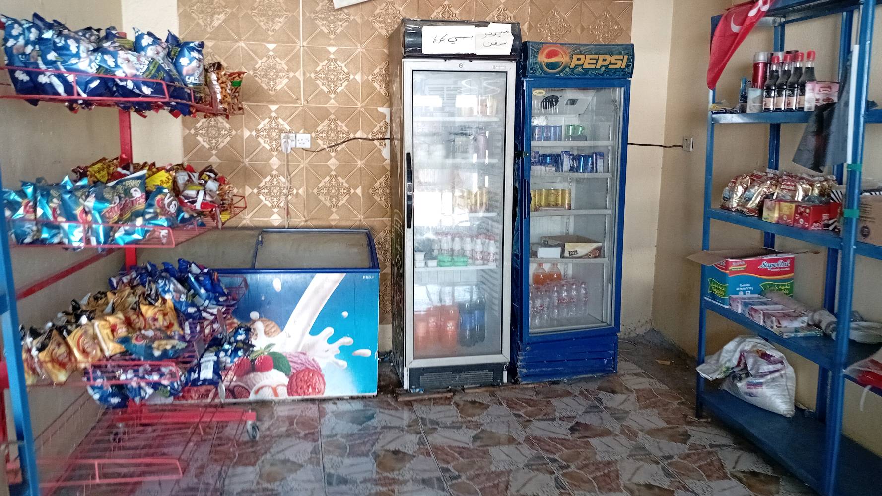 اسواق لبيع ب3ملاين وربع 
عارضات 3
2 عاموديات وحده افقيه  
مبرده 
ميز 
رفوف دكسنات 3 مترين في مترين
مع مواد قليله 
مع ميزن اكتروني40كيلو
سله جبس كبيره 
عنوان جسر ديالى