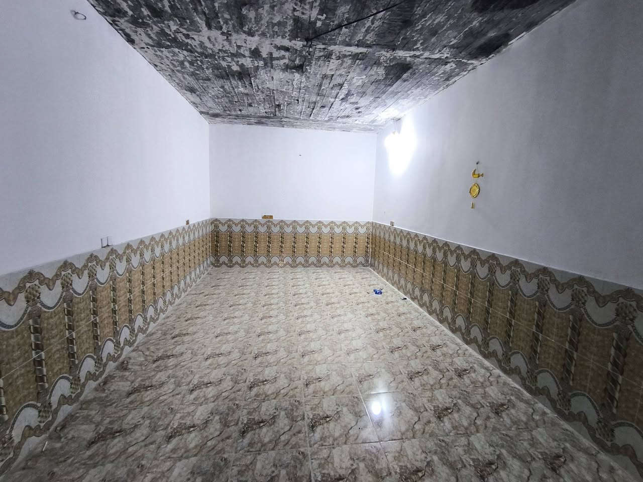 سلام عليكم  بيت طابو حي الوحده قرب الوكيل سليم ابو المواد مساحه البيت 270 متر خطين مي اساله مي بير كافه الخدمات السعر 85 ميلون بي مجال ***********

