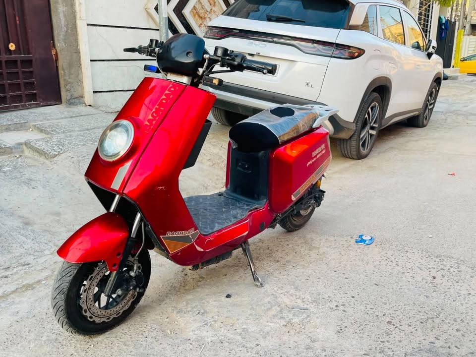 السلام عليكم
دراجه شحن للبيع ( كاسحه )
موديل 25 
ست بطاريات 32 امبير
ملفها 2000W
3 سرع سرعه 99 قفلها 115 حقيقي 60
بصمه 2 سويج 1
اشاير يمنه ويسره
لايت عالي وناصي
تايرات جلاتين 
بريكات امامي وخلفي هيدروليك  
منفذ USB لشحن الهاتف 
دبلات امامي خلفي
نظام R الرجوع للخلف
نظام P 
بطاريات جدد شحنها سريع وشاحنتها الاصليه
مشكلتها شخوط بالكفرات مثل ما بالصور والصندوك بي كسر بسيط فقط تجي وتفحص كلشي بيدك
سعرها 450 وبيها مجال للطيبين 
العنوان : بغداد البلديات
رقم الهاتف ***********
🌹.
