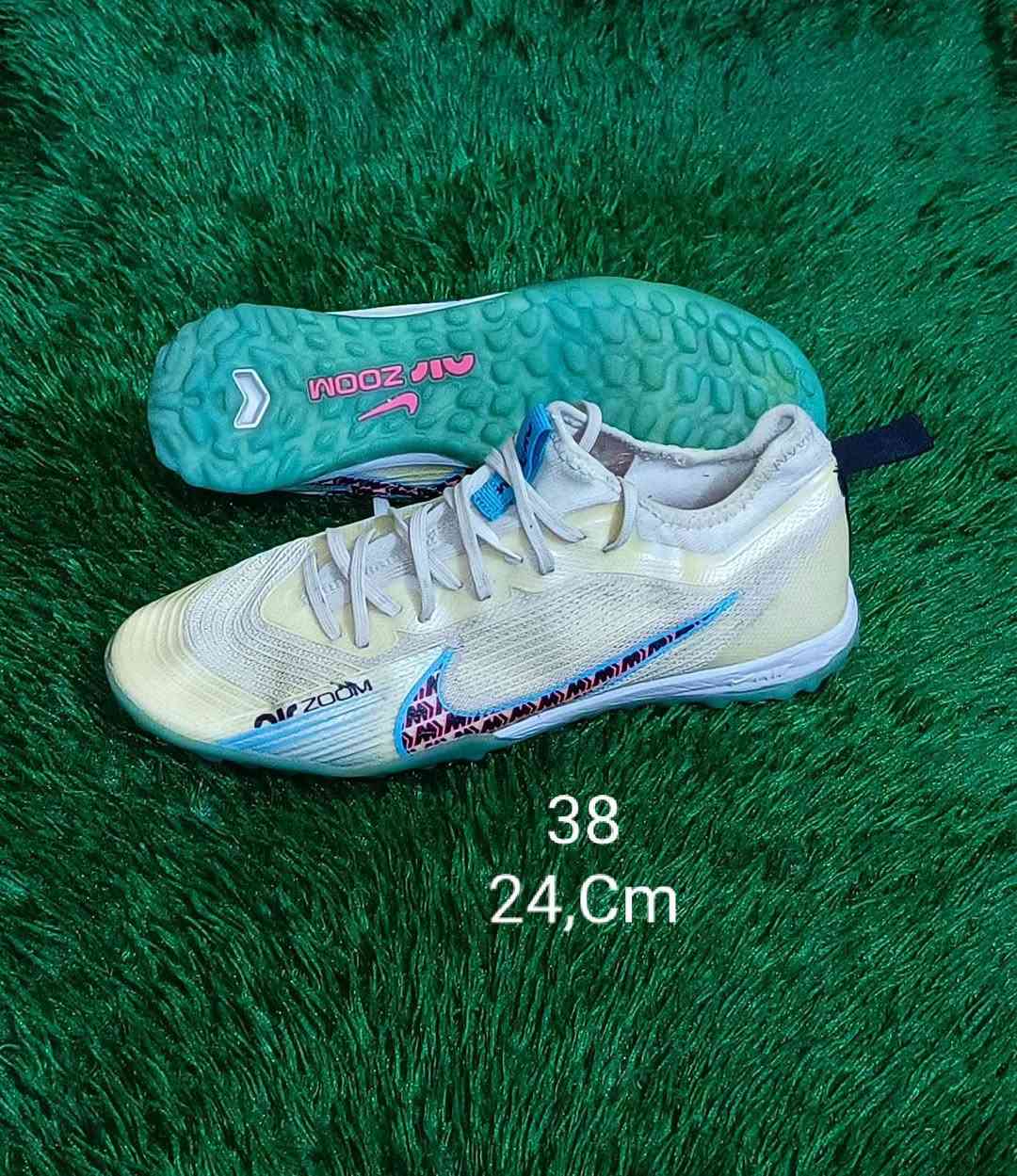 احذيه كرة ⚽ قدم محبب فقط باله  💯

اصلي درجة اولى 👍🏿 مستخدم 

قياسات مختلفه  الأسعار بلخاص 
يوجد توصيل كل  المحافظات 🚛 

ملاحظة.. لاسعار ثابته  بدون احراج

نص مكتوب في الصور:
- 40
- 25,Cm
- 40,5 25,5,Cm
- 41
- 26,5,Cm
- 38
- 24,Cm
- 42
- 26,Cm
- 42 26,5,Cm
- 41 26,Cm