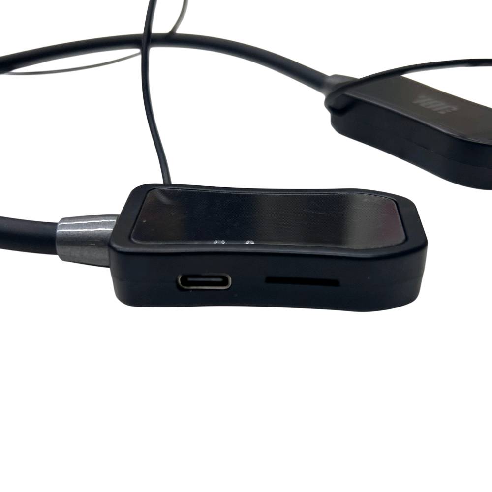 سماعة رياضية لاسلكية مودل JBL M33

سماعة رياضية لاسلكية JBL M33 بشاشة LCD وتغيير صوت – إصدار Voice Changing

• سماعة رياضية لاسلكية بتصميم Neckband عملي، مناسبة للمكالمات، الموسيقى، والألعاب مع شاشة LCD واضحة ووظائف متعددة مدمجة.

• تدعم ميزة تغيير الصوت (Voice Changing) لإضافة تجربة ممتعة أثناء الاستخدام.

• مزودة بـ شاشة LCD عالية الوضوح لعرض المعلومات بشكل واضح.

• تدعم اتصال لاسلكي Bluetooth إصدار 5.4 مع إشارة لاسلكية مستقرة.

• تحتوي على منفذ TF Card لتشغيل المحتوى من بطاقة الذاكرة مباشرة.

• تدعم وظيفة Earphone Monitoring لمراقبة الصوت عبر السماعة.

• مناسبة للاستخدام الرياضي، مع تصميم Wireless Sports Earphone وخاصية Sports Waterproof.

• الماركة الظاهرة: JBL
• الموديل: M33
• نوع المنتج: Wireless Sports Earphone / Wireless Neckband
• إصدار البلوتوث: 5.4
• الشاشة: LCD / High-Definition Display
• دعم بطاقة الذاكرة: TF Card
• ميزة تغيير الصوت: نعم
• خاصية مراقبة السماعة: Earphone Monitoring Function
• مقاومة مناسبة للرياضة: Sports Waterproof
• مدة تشغيل الموسيقى: 20 ساعة
• مدة المكالمات: 20 ساعة
• مدى الإرسال: 10 متر
• التردد: 20Hz–20kHz
• حساسية السماعة: 42±3dB
• تشويه السماعة: 1.5%
• سعة بطارية السماعة: 80mAh
• دعم الأنظمة: iOS / Android