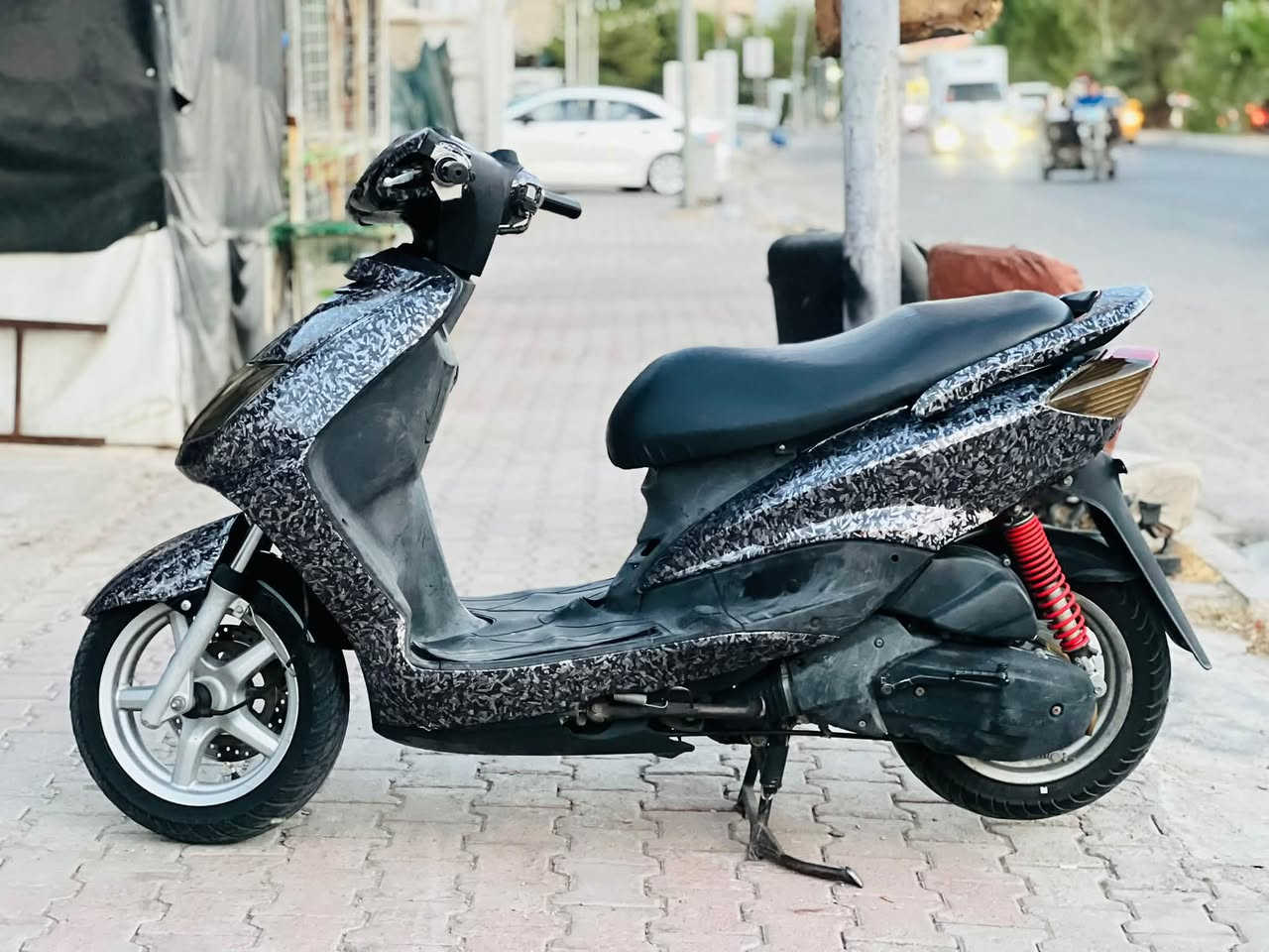 🛵 دراجة سكنس (Cygnus) - كسر كارتون حاوية 🛵
المواصفات والضمان:

 الحالة: حاوية بغداد / شرط ما ماشية بالعراق.  

 الضمان: كفالة عامة ، ولا برغي مفتوح بيها على البلاد. (إذا  برغي واحد مفتوح ترجعها مباشرة).  

 المحرك: شرط ما مفتوح أبداً.  

 الكهربائيات: شغال بالكامل (عداد السرعة، عداد البنزين، وكل النشرات شغالة 100%).  

 المظهر الخارجي: عليها  لزکات جمالية  هوە دراجە لەم بیلادی الأسود. (تجی  تشلع اللزکە؛ إذا بیهە أي شخط أو كسر لا تاخذها، الزکە للجمالية فقط).  

💰 السعر: مليون وألف دينار عراقي (\bm{1 ملیون} د.ع).  

📍 العنوان: كركوك - الشورجة - قرب مطعم حمة ناصر.

📞 للتواصل والاتصال: ***********  

تفضل زورنا ، وتحياتنا للجميع! 🌹

🔱🔱🔱🔱🔱🔱🔱🔱🔱🔱🔱🔱

🛵 ماتۆڕی سکنس (Cygnus) - کسر کارتۆن حاویە 🛵

تایبەتمەندی و گەرەنتی:

 بارودۆخ: حاویەی بەغدا / بەمەرج لە عێراق نەڕۆیشتووە.

 گەرەنتی: گەرەنتی گشتی، هیچ بڕغییەکی نەکراوەتەوە لەسەر بیلادی خۆی. (ئەگەر یەک بڕغی کرابێتەوە ڕاستەوخۆ دەتوانیت /بیگەڕێنیتەوە).

 ماتۆڕەکە (مەکینە): بەمەرج بە هیچ شێوەیەک نەکراوەتەوە.

 کارەباییات: بە تەواوی کاردەکات (ژمارەی خێرایی، پێوەری بەنزین، و سەرجەم گڵۆپەکان ۱۰۰٪ کاردەکەن).

 دیمەنی دەرەوە: لەزگە کراوە بۆ  جوانی لەسەر دروستکراوە، خۆی ماتۆڕەکە لەسەر بیلادی ڕەنگی ڕەشە. (دەتوانیت بێیت و  لێبکەیتەوە؛ ئەگەر هەر ڕووشانێک یان شکانێکی تێدا بوو مەیبە، لەزگەکە تەنها بۆ جوانییە).

💰 پێشنیاری نرخ: 1ملیۆنێک  هەزار دیناری عێراقی (۱ ملیۆن د.ع).

📍 ناونیشان: کەرکووک - شۆرجە - نزیک چێشتخانەی حەمە ناسر.

📞 بۆ پەیوەندیکردن: ***********

فەرموون سەردانمان بکەن،  لەخزمەتان داین ڕێزو سڵاو بۆ هەمووان! 🌹
