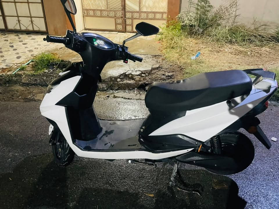 دارجه كهربائيه للبيع مستعجل على بعتها اعطيني سعر عجبني ابيعك 4بطاريات🔋وصير 6بطاريات بس الأصلي مالتو 4بطاريات 🔋نضافه كدام عين العنوان موصل جانب الايمن هذا رقم فقط بي واتساب ‭***********‬ 
السرعه مالت ماطور 70
