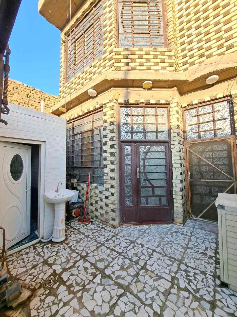 الدار للبيع بناء درجه اولى سنه 2020 في منطقة حي المهندسين المساحه: 105متر الواجهة 5,25 ونزال 20متر.  
الدار طابق ونص يتكون من استقبال وصاله ومطبخ وغرف عدد 2 وصحيات عدد 2
للاستفسار الاتصال على الرقم ***********
