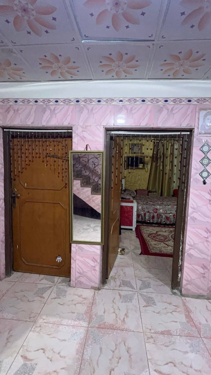دار سكن بنظام الطابقين بمساحة ٢٠٠ متر 
نوع العقار/ طابو صرف عرصه تحويل مباشر 
…
السعر المطلوب 
 ١٣٠ مليون وقابل للتفاوض 
مع الاثاث والصالون النسائي 
…
الطابق الارضي يحتوي على 
غرفتين منام/صاله/استقبال/مطبخ/صحيات داخليه وخارجيه/صالون نسائي /كراج مسقف 
الطابق الاول يحتوي على 
غرفتين منام/صاله/مخرج سطح
…
الموقع 
ابي الخصيب_الطريق الوسطي_قرب المستشفى الصيني 
يبعد مسافة ٥٠ متر عن الوسطي ومسافة ١٥٠ متر عن سايدين العوجة 
…
للأستفسار 
***********
