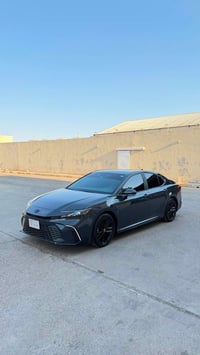 TOYOTA CAMRY SE 2025 HEV هايبرد  سياره لون مميز سمنتي  بجم وخلف كبس  س...