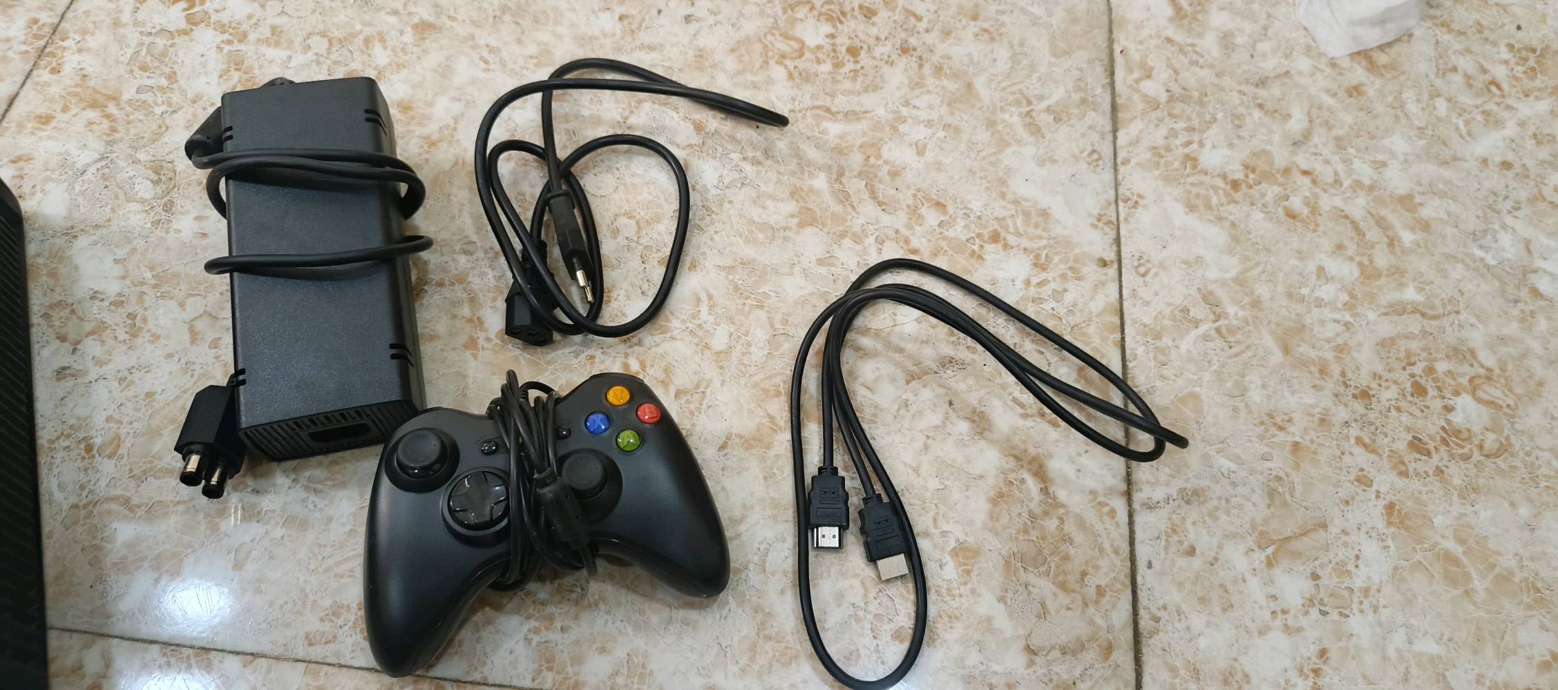 السلام عليكم اكس بوكس 360 سلم مستخدم ونظيف الكفر الخارجي مفتوح للتنظيف فقط يشهد الله ورسولة ونظامة اورورا احدث شيو ذاكرة  250G بي 117 لعبة كول اوف ديوتي جميع اجزائها و GTA5 و بيس 13 وفيفا و wwe17 ورزدنت ايفل 4.... الخ السعر 100 قفل والقرآن الكريم محتاج فلوس اريد اشتري لعبة GTA 6 للبلي 5 الصور موضح كلشي بيهن مكاني بغداد شارع حيفا أو منطقة العلاوي رقمي ***********
ممكن تذكرلي شنو الموديل بالضبط من الإكس بوكس 360؟ يعني سليم/إيليت/أسلات أو شنو؟: 
سلم
اليد اللي مرفقة شغالة زين؟ وهل هي أصلية لو بديلة، وبيها بطاريات/شاحن لو لا؟: 
الجوستك بالباكيت اخذتها والقران الكريم واير سلكي
عده سلك HDMI أو سلك AV ويا الجهاز؟ وشنو الأشياء اللي راح يستلمها المشتري بالضبط ويا البيع؟: 
محولة مالتة الاصلية وكيبل HDMI والجوستك عدد 1
هل الجهاز مجرّب وشغال 100% بدون مشاكل؟ يعني ما بيه حرارة زايدة، صوت عالي، أو تعليق؟: 
احدث نظام اورورا Aurora  ماكو اي حماوة فقط مفتوح الكفر للتنظيف فقط والله العظيم
التوصيل متوفر ببغداد لو بس استلام مباشر من شارع حيفا/العلاوي؟ وهل السعر نهائي لو بيه مجال بسيط؟: 
التوصيل فقط شارع حيفا و العلاوي السعر قفل 100 لان اريد اشتري GTA 6 للبلي 5 مثل ما موضح بالصور
