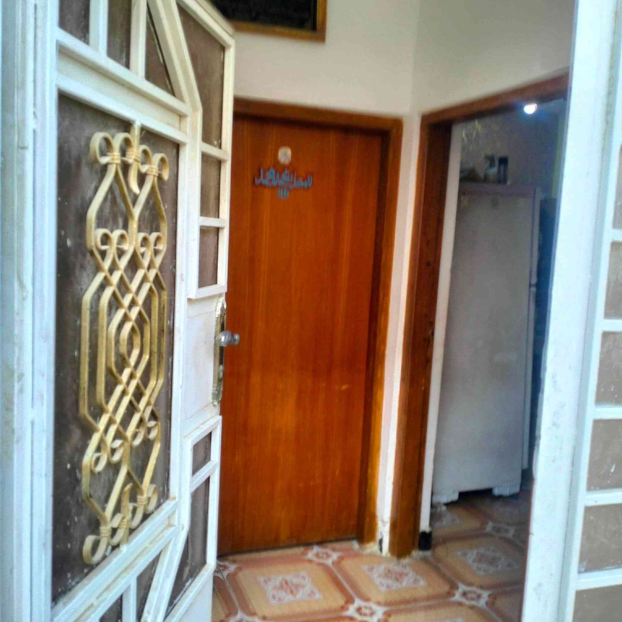 الدار للبيع
المساحه ١٩٠ يحتوي على 

الطابق الأول مجمع(كلدور )

استقبال كبيره ٨×٤/٥

مطبخ ٥×٥

صاله داخليه 

غرفة نوم 

حمام 

الطابق الثاني 

غرفتين نوم ٥×٥ والثانيه ٦×٤

حمام 

توجد غرفه في الثالث تستخدم مخزن 

حمام خارجي  
كميره/قريه الحاج صبر 

 هاتف***********
