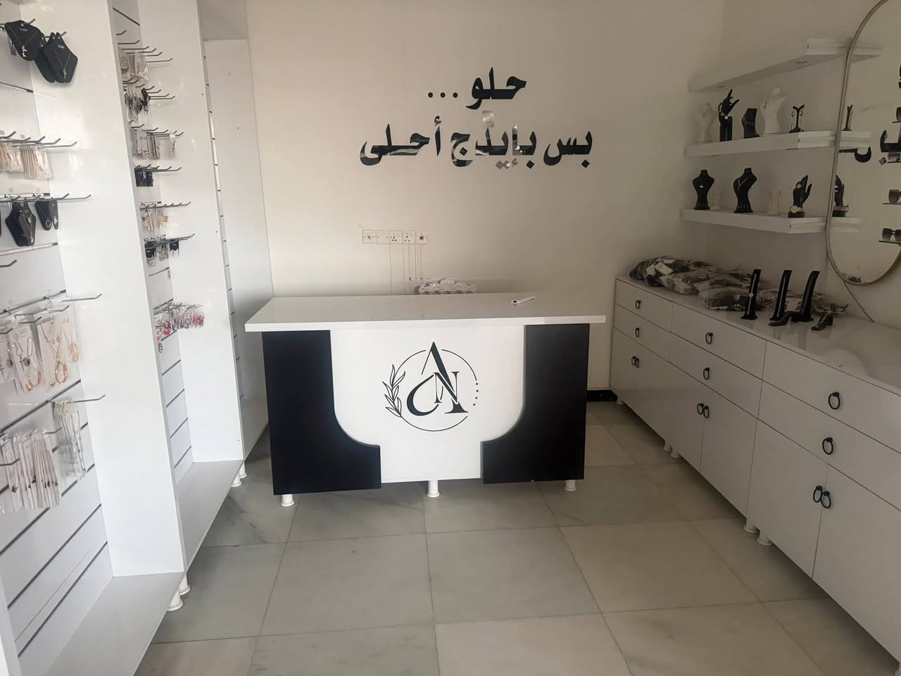 فاترينات • ميز ٤م • إكسسوارات أصلية