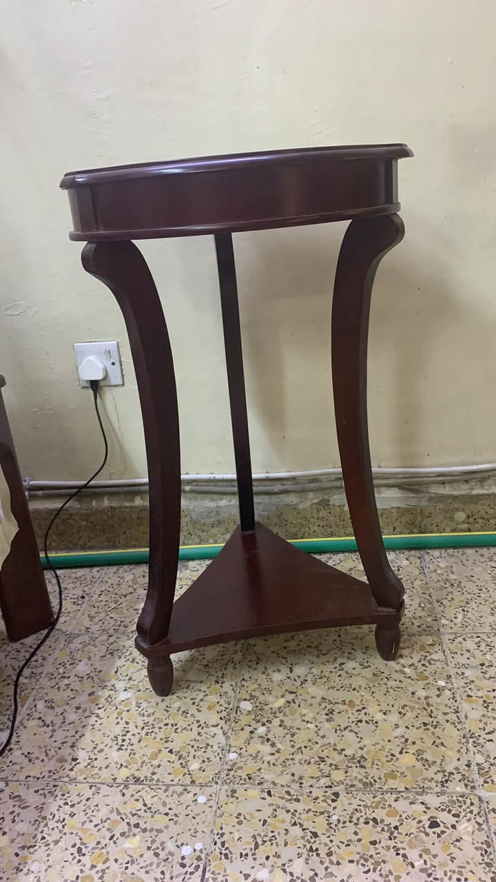 طاولات جانبيه الطول اقل من متر مابيهم ضرر استعمال قليل من هوم سنتر عددهم ٢  سعرهم ٨٠للتواصل وتساب فقط *********** لا نرد على التعليقات
