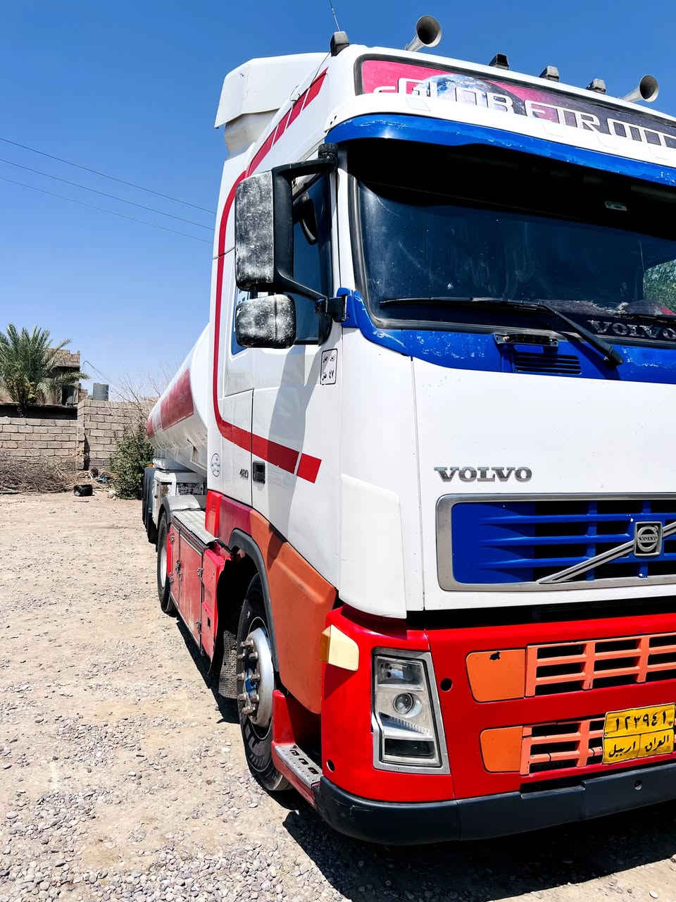 السلام عليكم 
فالفو شيطان 2003 للبيع 
تانكي جوبلس سنويه وطوناج وجي بي اس وتصريح شغالات جاهزه من كلشي بوجهك عالشغل للاستفسار الاتصال على الرقم ***********
